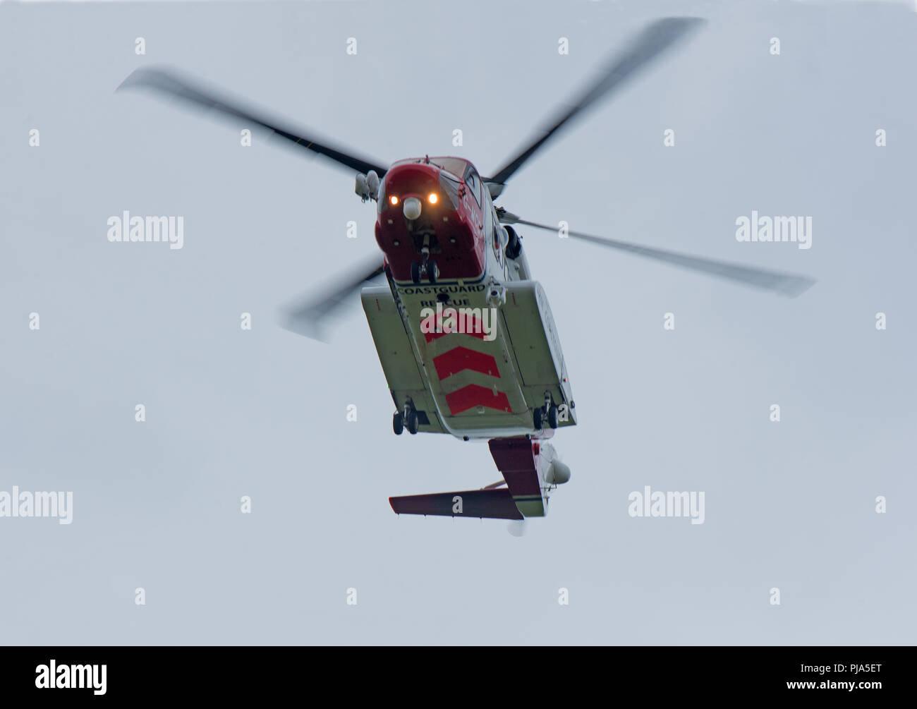 La Sikorsky S-92 HM guardacoste lasciando in elicottero è Inverness Base per l'isola di Sky sulla costa ovest. Foto Stock