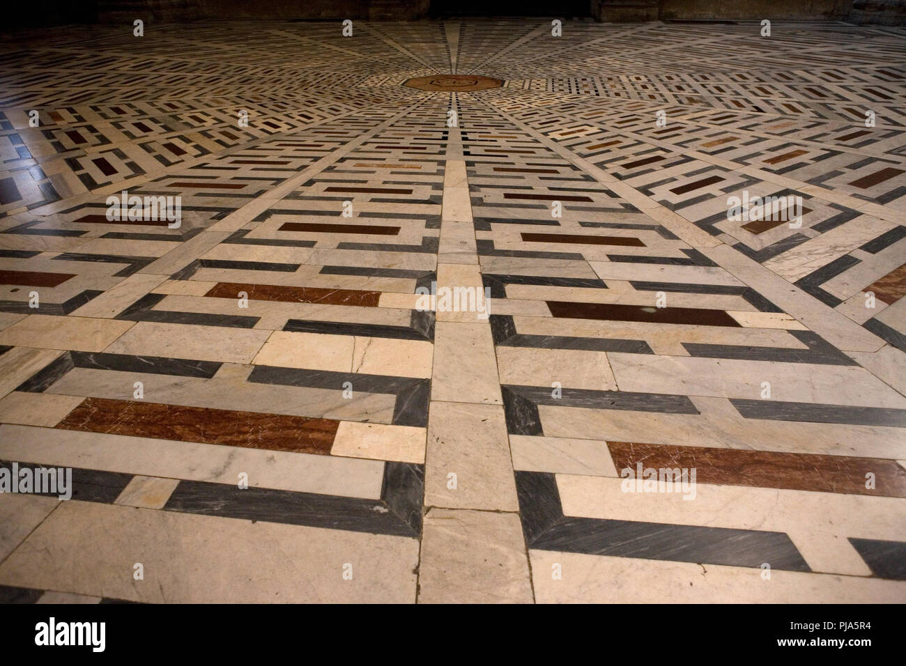 L'interno del Duomo di Firenze, che mostra il pavimento in marmo della navata centrale Foto Stock