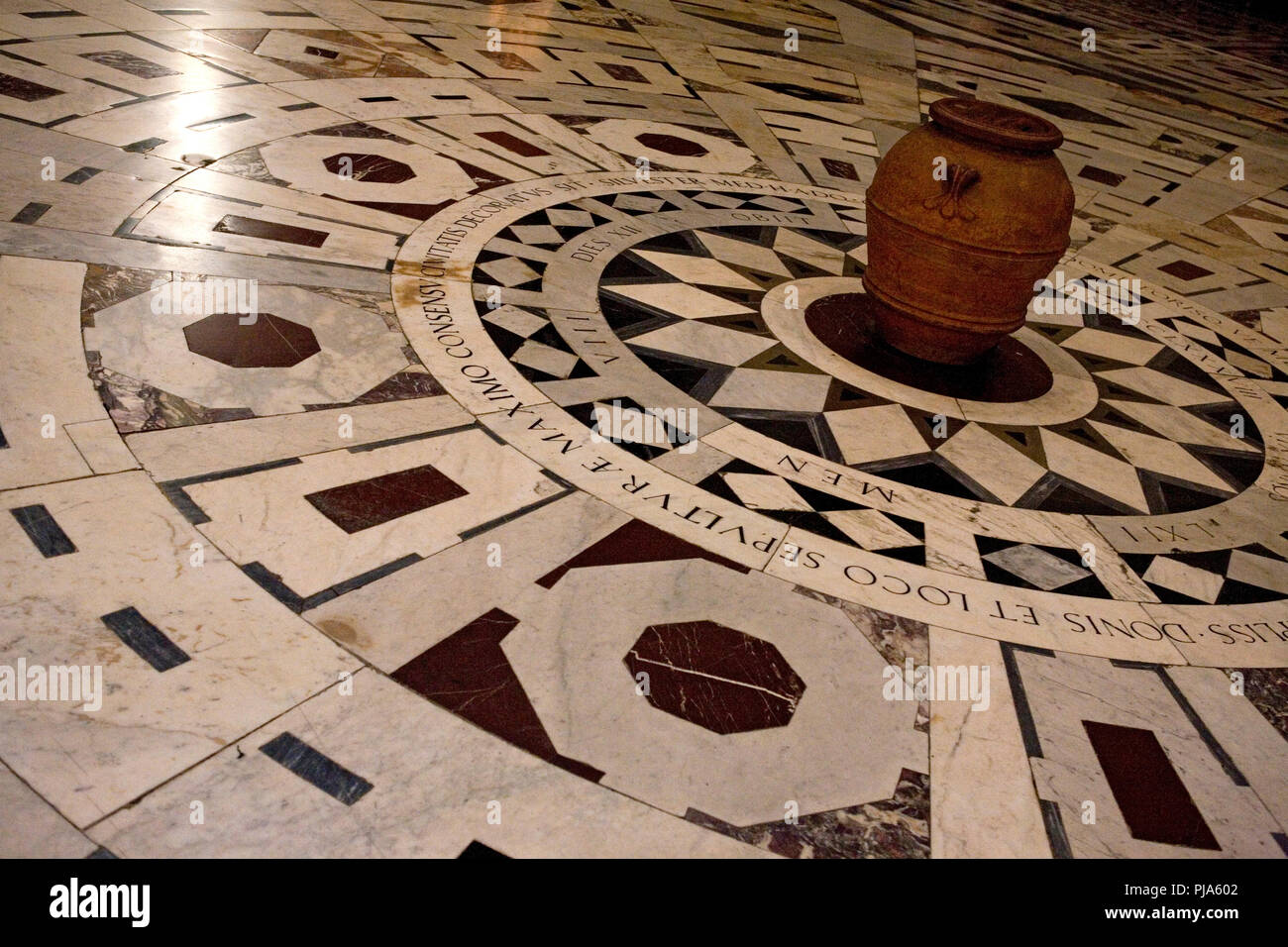 L'interno del Duomo di Firenze, Toscana, Italia, mostrando un'urna e il pavimento in marmo della navata centrale Foto Stock
