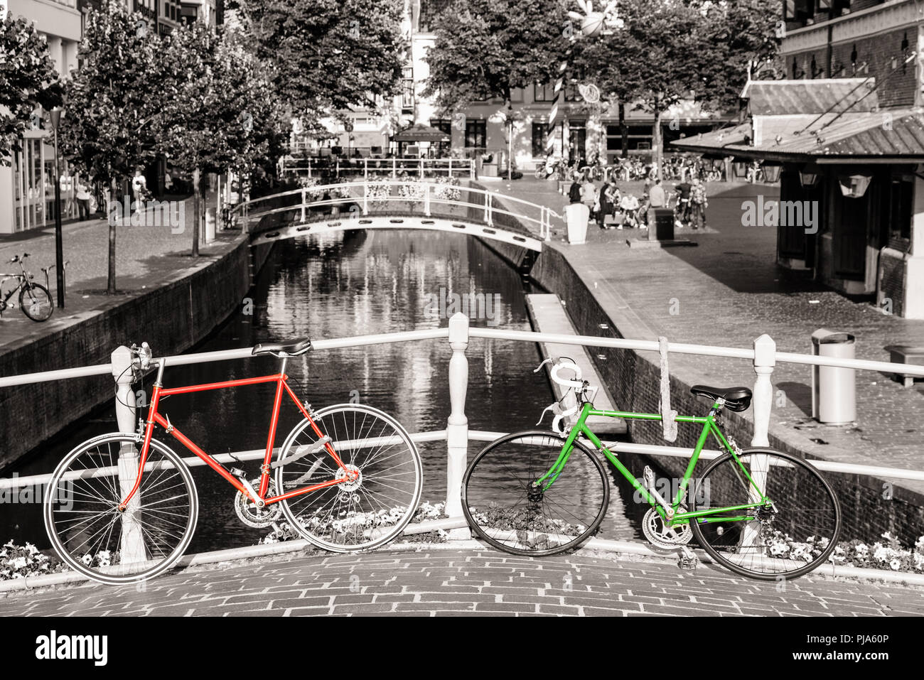 Leggere e bicicletta verde su un ponte. Foto Stock