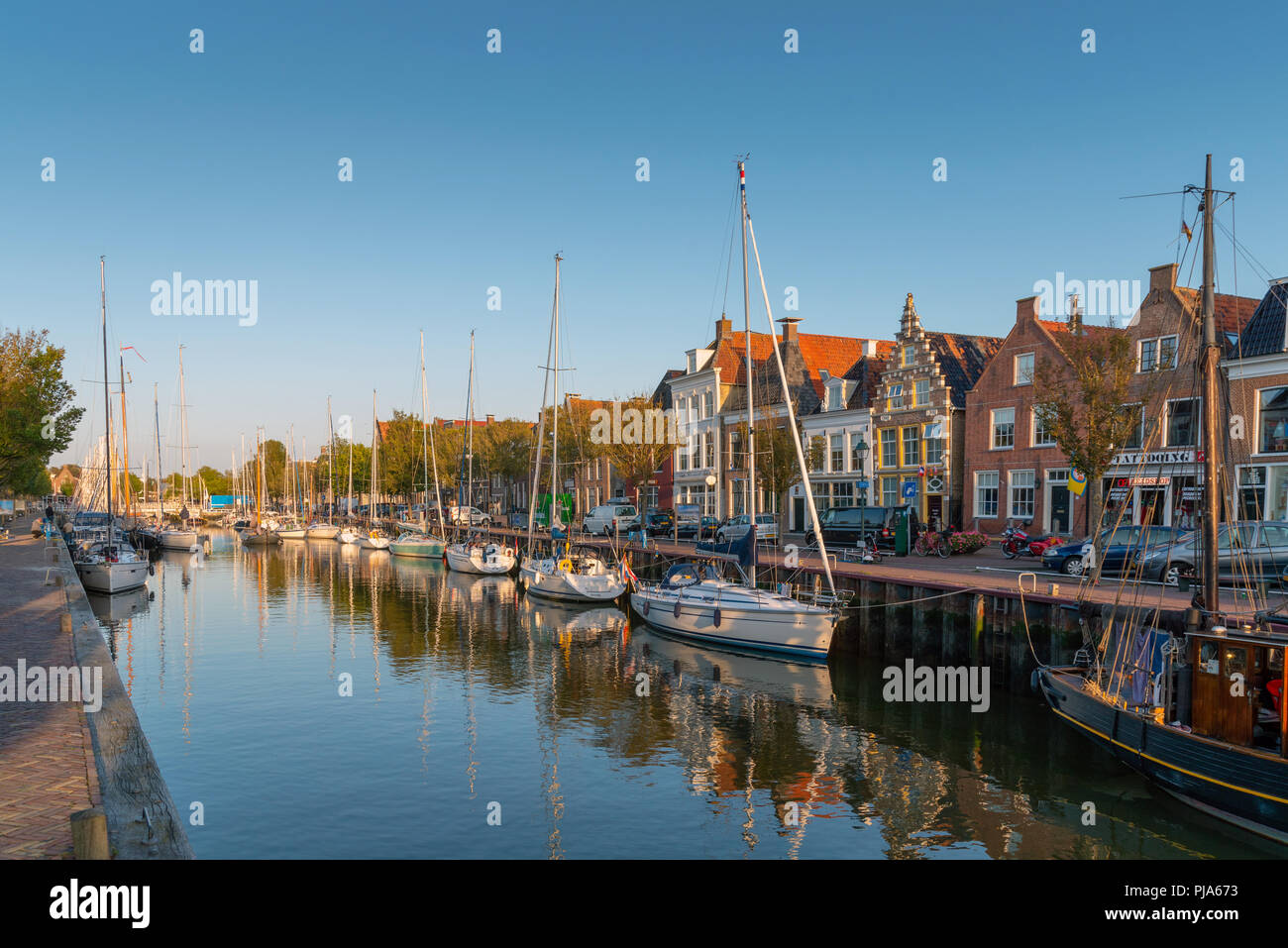 Canal nella cittadina olandese di Harlingen Foto Stock
