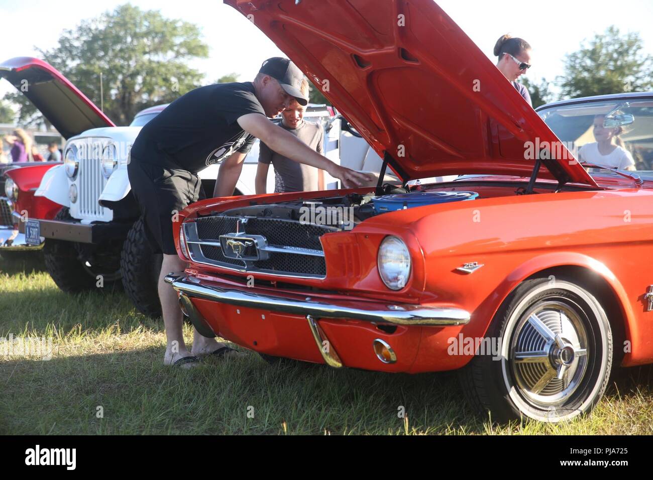 Gunnery Sgt. Jeff Weathern guarda dentro un auto classica con suo figlio durante un giorno di indipendenza celebrazione a bordo Marine Corps reclutare Depot Parris Island 4 luglio. Weathern è un trapano istruttore con società di Echo. Foto Stock