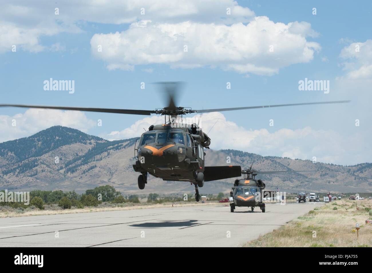 Più di cinquanta soldati e aviatori di Colorado National Guard per assistere la molla Fire incident commander con il traffico dei punti di controllo, stoppino pattuglie di sicurezza aerea e di gocce di acqua in Costilla e Huerfano Counties Colo., 3 luglio 2018. Foto Stock