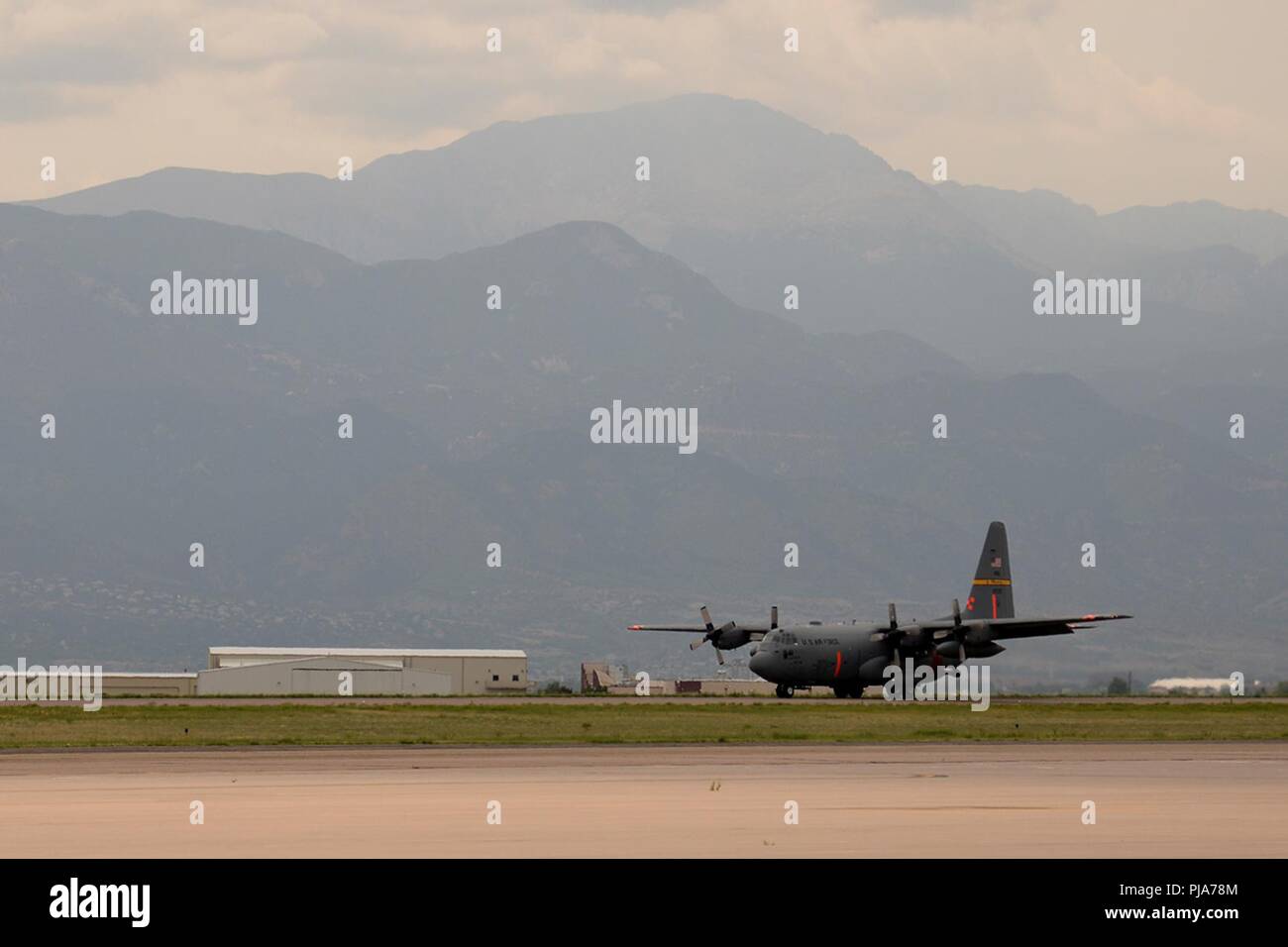 PETERSON AIR FORCE BASE, Colo. - Personale di volo e un C-130 Hercules aeromobile dal 153AW, Cheyenne Wyoming, arrivano in risposta per l'assistenza dalla nazionale interagenzie Fire Center in grado di supportare la continua soppressione incendi gli sforzi di risposta negli Stati Uniti occidentali, a Peterson Air Force Base in Colorado, Luglio 5, 2018. Il Wyoming Air National Guard ala e una C-130 Hercules da 152AW, Nevada ANG, Reno, Nevada, arrivati a unire due Modular Airborne Sistemi Antincendio attrezzate C-130s dalla Air Force di riserva del comando 302nd AW. Foto Stock