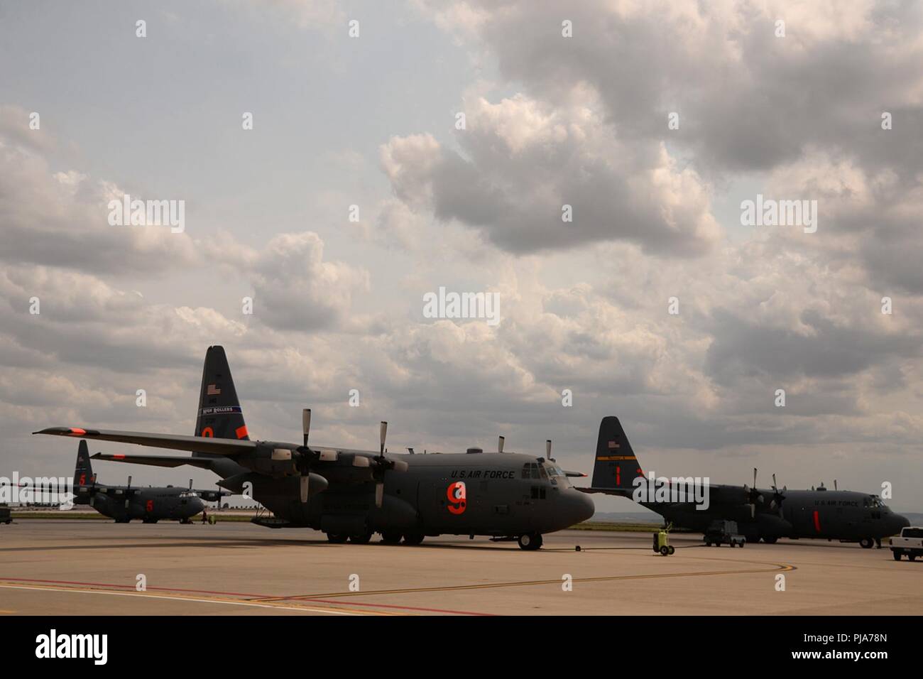 PETERSON AIR FORCE BASE, Colo. - Personale di volo e un C-130 Hercules aeromobile dal 152Airlift Wing, Reno, Nevada, e 153AW, Cheyenne Wyoming, arrivano in risposta per l'assistenza dalla nazionale interagenzie Fire Center in grado di supportare la continua soppressione incendi gli sforzi di risposta negli Stati Uniti occidentali, a Peterson Air Force Base in Colorado, Luglio 5, 2018. I due Air National Guard ali si unirà due Modular Airborne Sistemi Antincendio attrezzate C-130s dalla Air Force di riserva del comando 302nd AW. Foto Stock