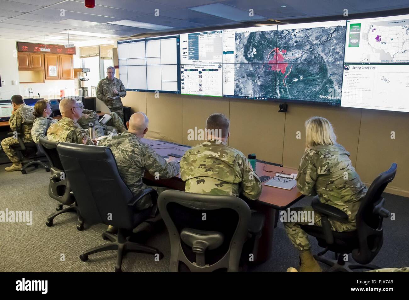 Esercito degli Stati Uniti Lt. Col. Joe Griggs, direttore della logistica comune, con Joint Task Force - Centenario, mutandine JTF-C Commander U.S. Air Force Brig. Gen. Gregorio bianco, circa le statistiche logistico durante un JTF-molla C Fire Commander's aggiornamento breve, 2 luglio 2018. Il CONG ha supportato la molla Fire dal luglio 1, 2018 che fornisce funzionalità per includere: il personale di sicurezza per il traffico dei punti di controllo e di stoppino pattuglie; due UH-60 Black Hawk equipaggi di elicotteri e velivoli ciascuno dotato di antenna secchi di acqua; le informazioni geologiche gli operatori di sistema; come pure, il rifornimento di carburante con gli equipaggi pesanti Foto Stock