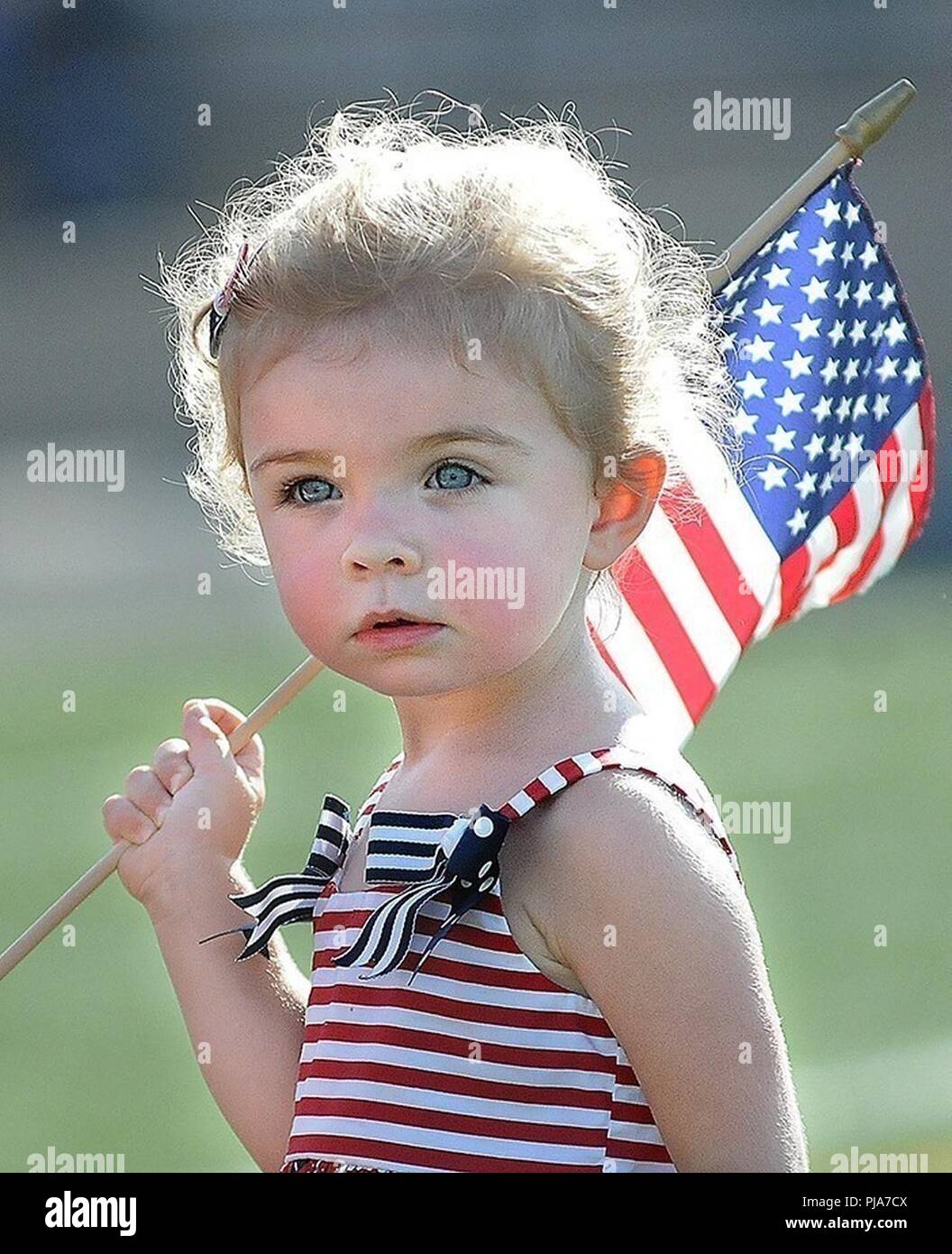 FORT LEE, Va. (Luglio 4, 2018) -- due-anno-vecchio Ellie Rose Klaus meraviglie in attività che si svolgono durante il quarto alla Fort celebrazione presso Williams Stadium, Fort Lee, Virginia, 4 luglio 2018. La manifestazione annuale che attrae migliaia, featured intrattenimento, attività di famiglia e una varietà di cibi e bevande rinfrescanti. Ellie, figlia del personale Sgt. Jarad Klaus di Fort Lee, hanno trascorso un periodo di tempo che corre intorno con bandiere, soffiando pinwheels e guardare i festeggiamenti. Foto Stock