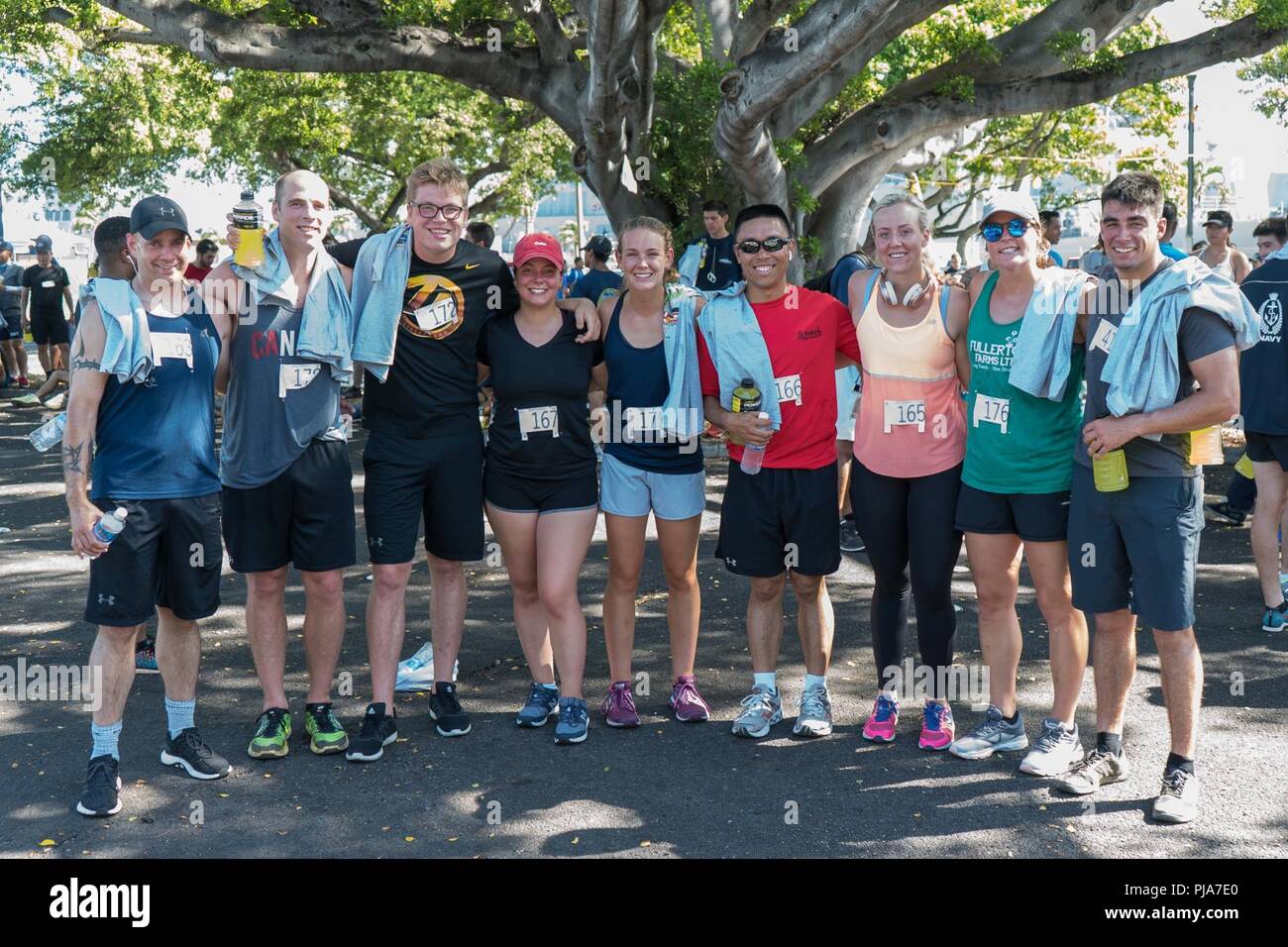 Pearl Harbor (5 luglio 2018) tutti i canadesi che hanno partecipato al 5km girare a base comune perla Harbor-Hickam riuniti per una foto di gruppo dopo la gara, 5 luglio. Venticinque nazioni, 46 navi, cinque sommergibili, circa 200 aerei e 25.000 personale partecipano RIMPAC dal 27 giugno al 2 agosto in e intorno alle Isole Hawaii e la California del Sud. Il più grande del mondo marittimo internazionale esercitazione RIMPAC offre una singolare opportunità di formazione promuovendo e sostenendo le relazioni cooperative tra i partecipanti sono fondamentali per garantire la sicurezza dei corridoi di traffico e di sicurezza di th Foto Stock
