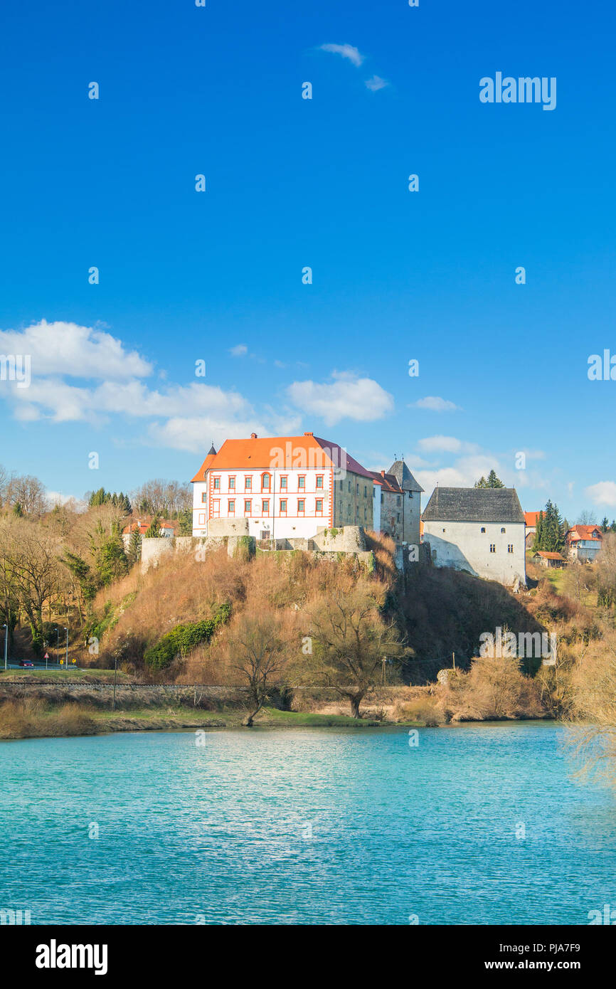 Il castello di Ozalj sopra il fiume Kupa, paesaggio di campagna, Croazia Foto Stock