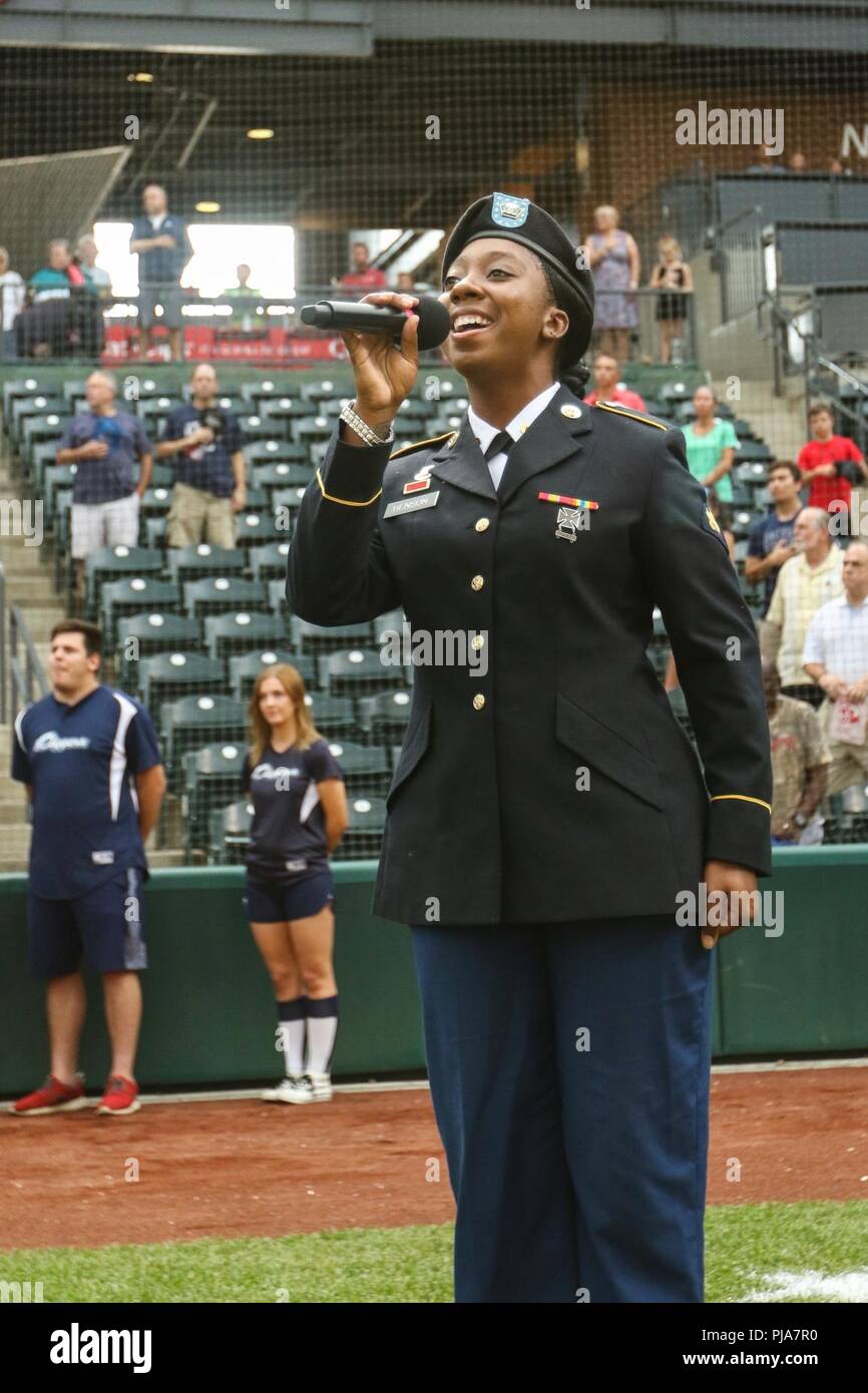 Spc. Ceaphrael Benson, un cantante con la Ohio National Guard's 122a banda armata, canta l'inno nazionale prima del Columbus Clippers vs. Toledo Mud Hens baseball gioco Luglio 5, 2018 a Huntington Park in Columbus, Ohio. Benson, chi è la Ohio Army National Guard del primo qualificato solo-cantante, ha ricevuto una standing ovation per la sua performance durante la Clippers' apprezzamento militare feste di notte. (Ohio National Guard Foto Stock