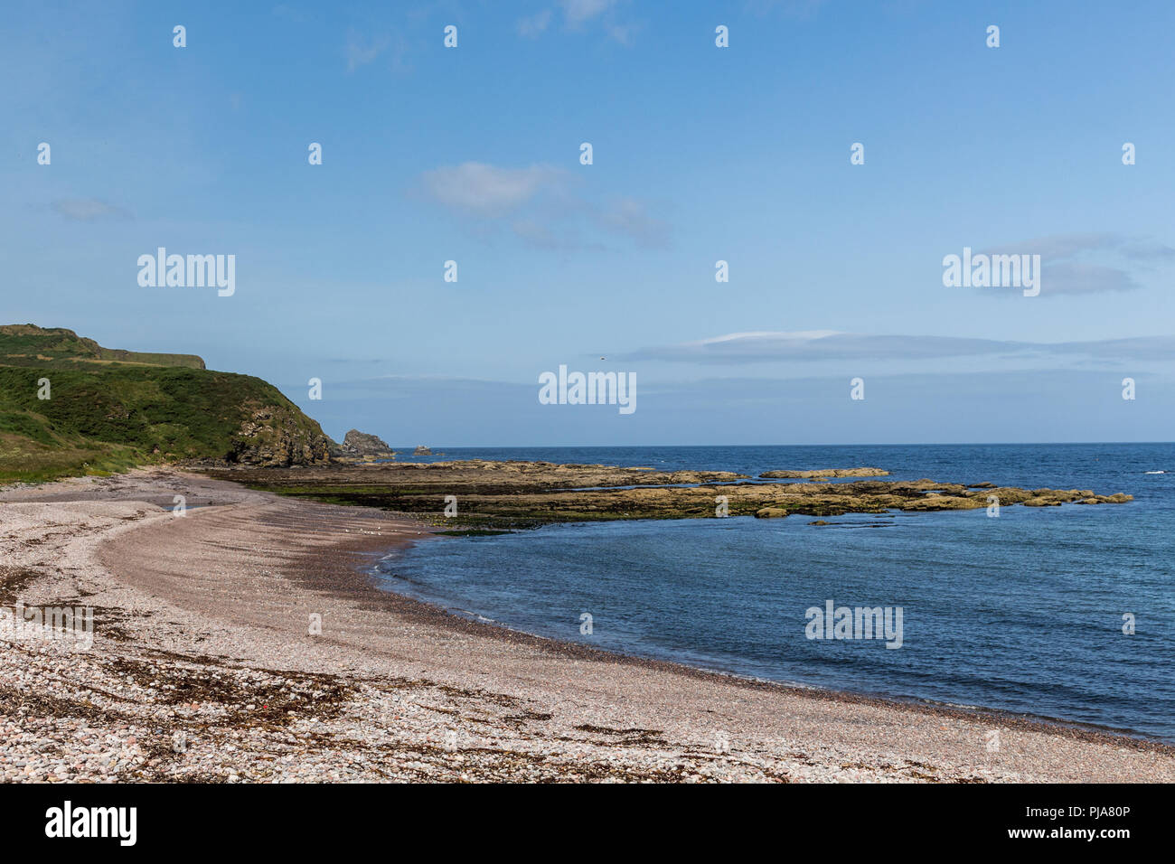 Guardando sulla baia a Aberdour Beach, Aberdeenshire, Scotland, Regno Unito. Foto Stock
