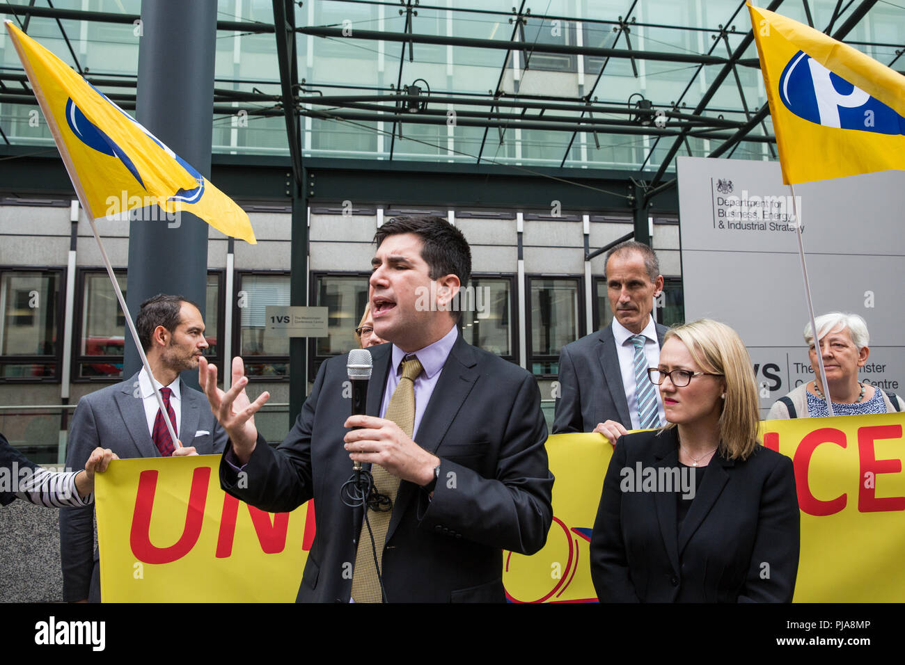 Londra, Regno Unito. 5 Settembre, 2018. Ombra giustizia Segretario Richard Burgon indirizzi di membri e sostenitori del progetto grassroots sindacato United voci del mondo (UVW) e del beis (dipartimento per gli affari, Energia & Strategia Industriale) ramo del pubblico & servizi commerciali (PC) commercio al di fuori dell'Unione BEIS a sostegno dell'azione industriale per un fine di outsourcing e un salario di sussistenza dai pulitori (Ministero della Giustizia) e il personale di sicurezza (BEIS). Credito: Mark Kerrison/Alamy Live News Foto Stock