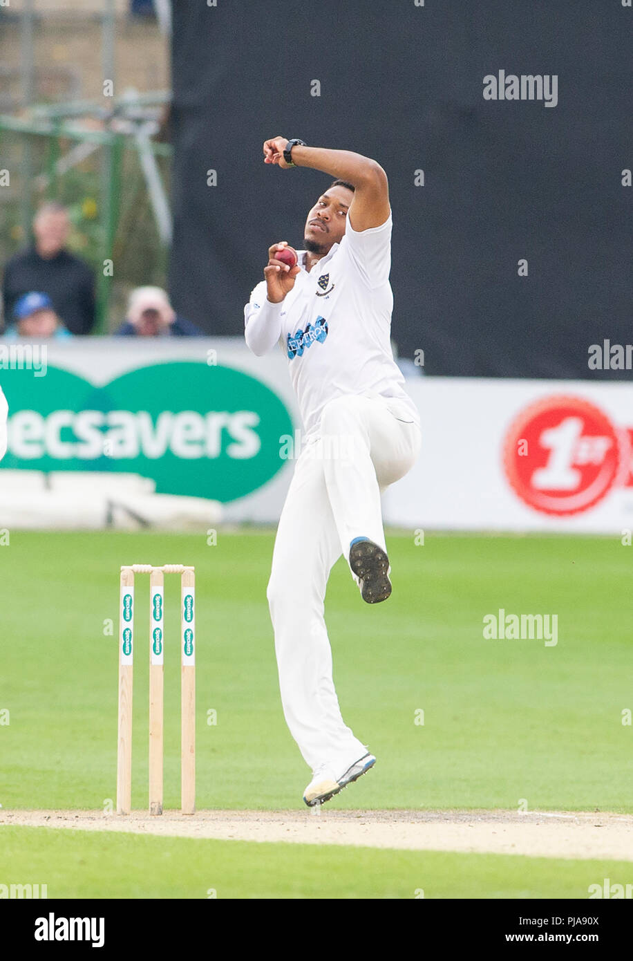 Hove Regno Unito 5 Settembre 2018 - Sussex bowler Chris Jordan in azione contro Leicestershire il secondo giorno della contea di Specsavers Divisione del Campionato due partita di cricket al primo centro di County Ground a Hove Credito: Simon Dack/Alamy Live News Foto Stock