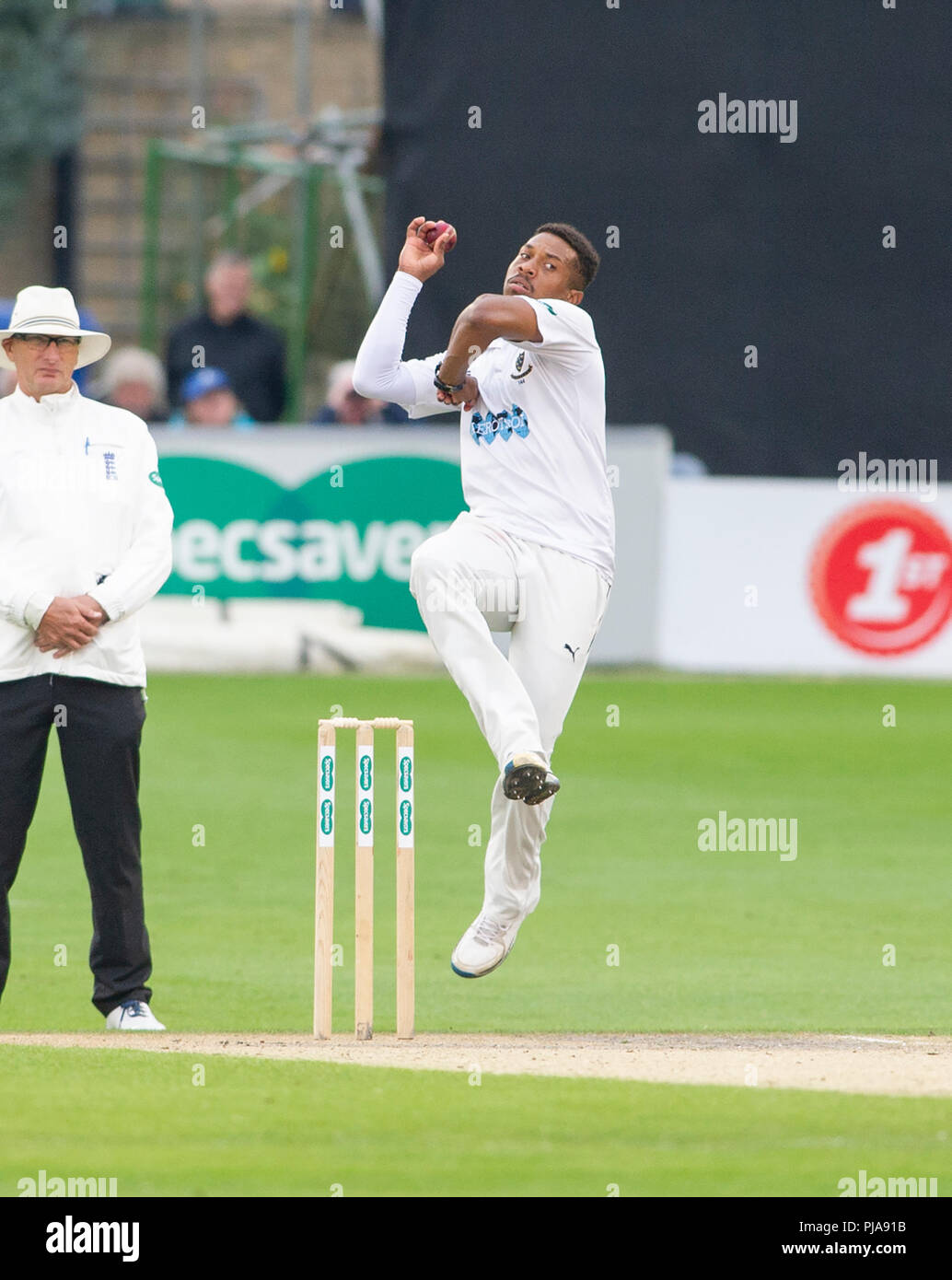 Hove Regno Unito 5 Settembre 2018 - Sussex bowler Chris Jordan in azione contro Leicestershire il secondo giorno della contea di Specsavers Divisione del Campionato due partita di cricket al primo centro di County Ground a Hove Credito: Simon Dack/Alamy Live News Foto Stock