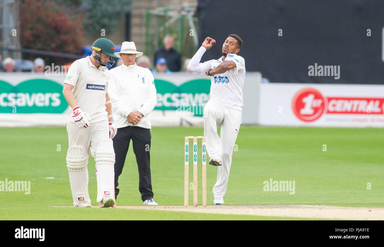 Hove Regno Unito 5 Settembre 2018 - Sussex bowler Chris Jordan in azione contro Leicestershire il secondo giorno della contea di Specsavers Divisione del Campionato due partita di cricket al primo centro di County Ground a Hove Credito: Simon Dack/Alamy Live News Foto Stock