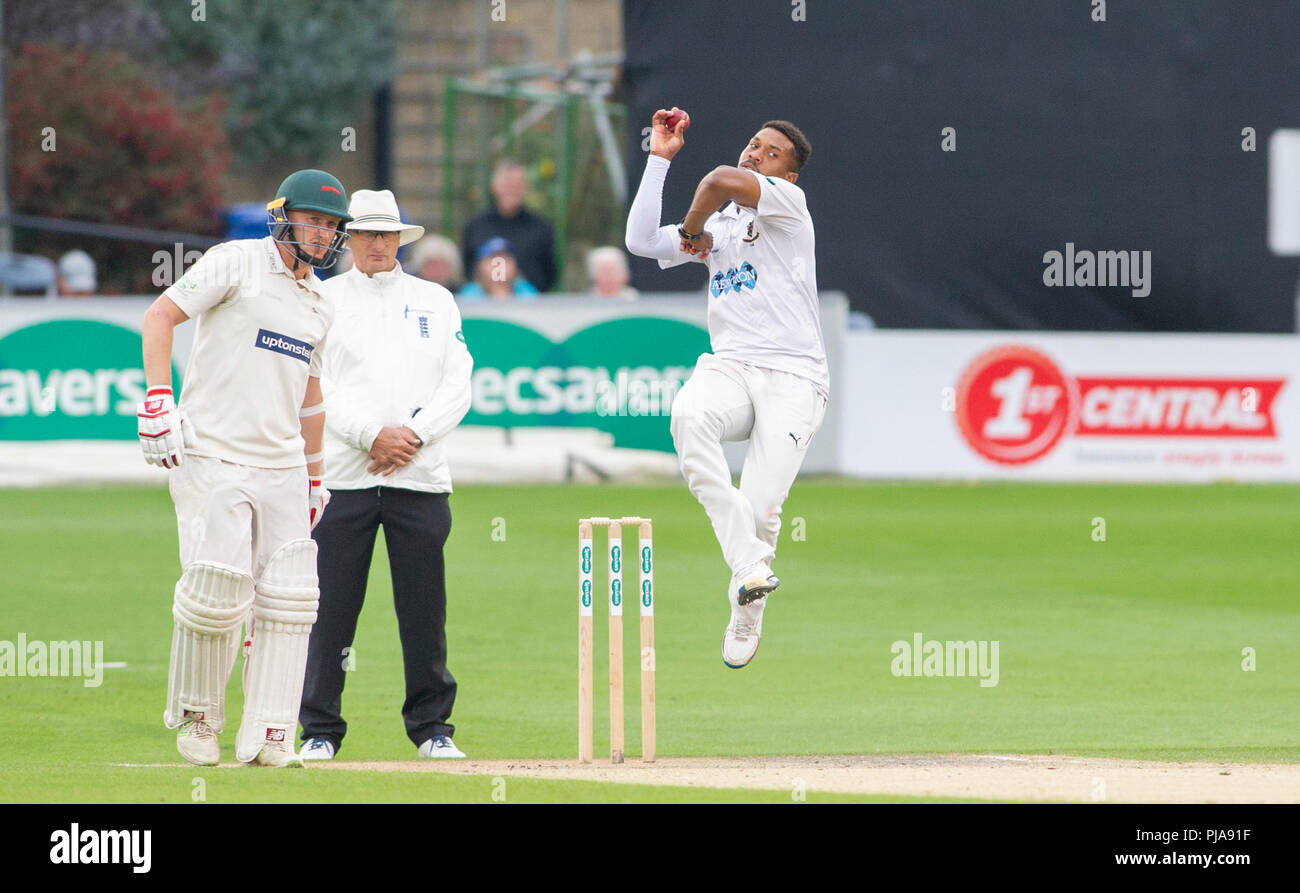 Hove Regno Unito 5 Settembre 2018 - Sussex bowler Chris Jordan in azione contro Leicestershire il secondo giorno della contea di Specsavers Divisione del Campionato due partita di cricket al primo centro di County Ground a Hove Credito: Simon Dack/Alamy Live News Foto Stock
