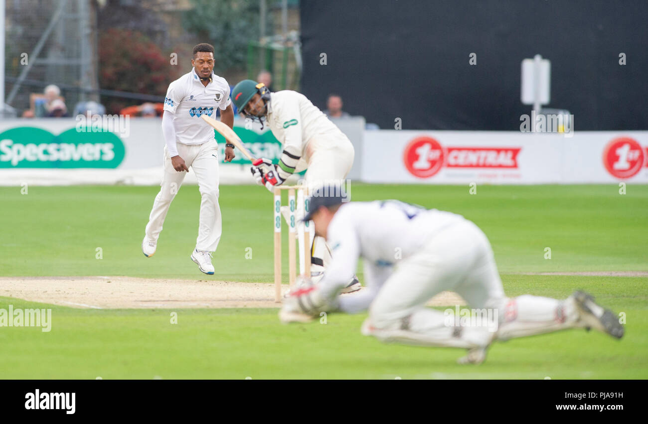 Hove Regno Unito 5 Settembre 2018 - Sussex bowler Chris Jordan in azione contro Leicestershire come la palla passa al confine il secondo giorno della contea di Specsavers Divisione del Campionato due partita di cricket al primo centro di County Ground a Hove Credito: Simon Dack/Alamy Live News Foto Stock
