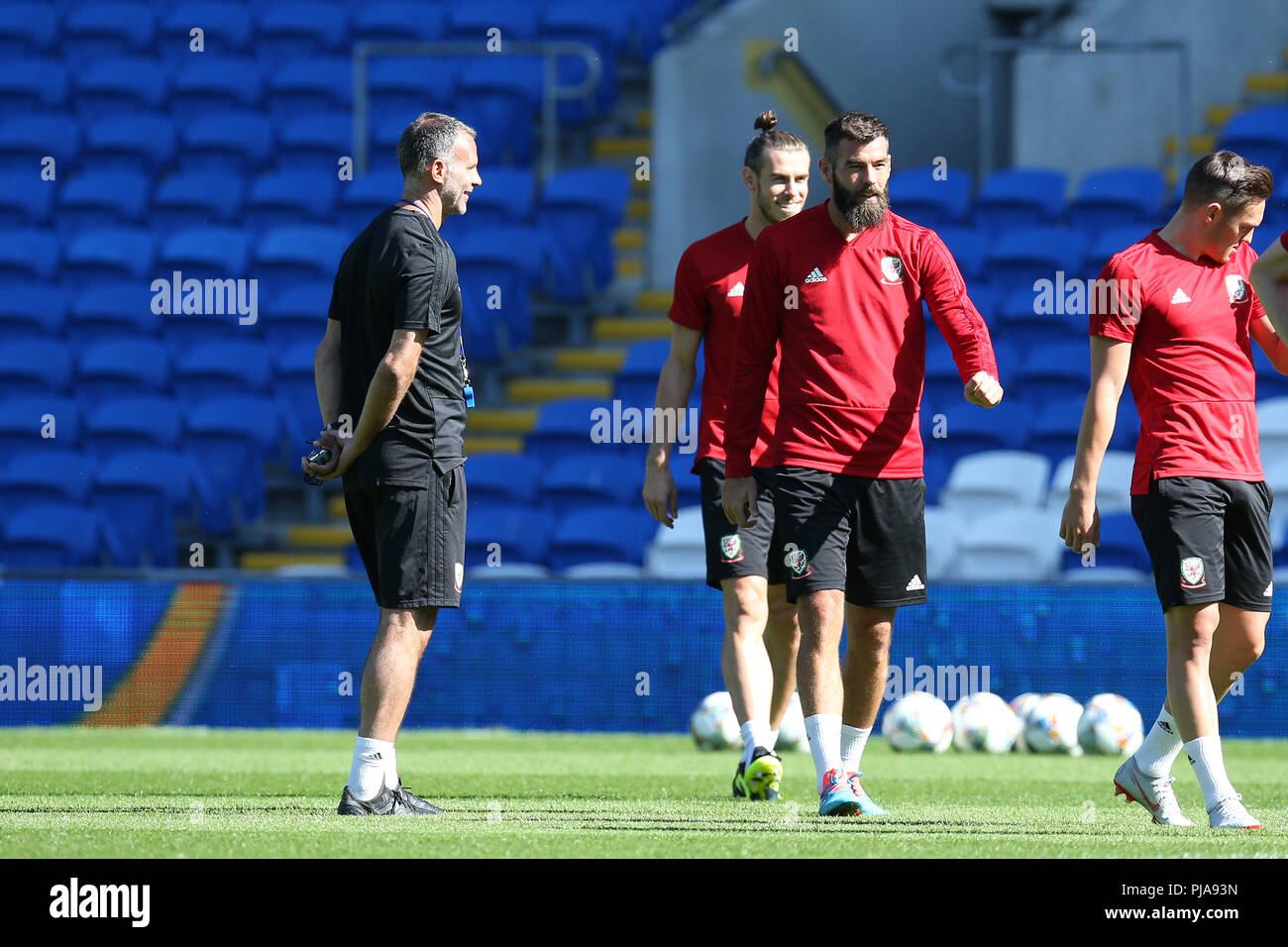 Cardiff, Regno Unito. 5 settembre 2018. Il Galles manager Ryan vedi figg. *** (l) appare su di Joe Ledley e Gareth Bale del Galles durante il Galles squadra di calcio di formazione presso il Cardiff City Stadium di Cardiff , Galles del Sud Mercoledì 5 settembre 2018. Il team si sta preparando per la loro partita internazionale contro la Repubblica di Irlanda domani. pic da Andrew Orchard/Alamy Live News Foto Stock