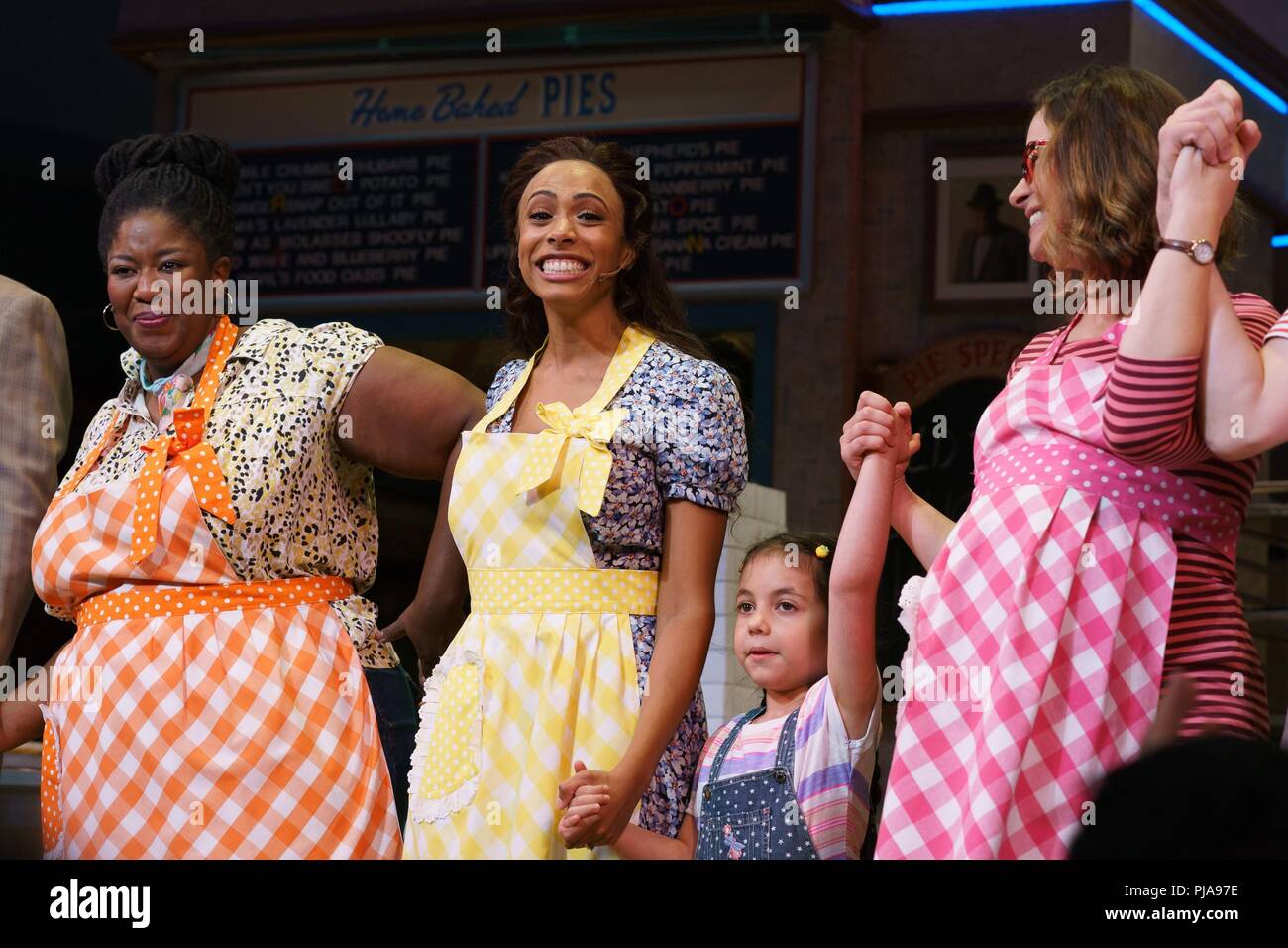 New York, NY, STATI UNITI D'AMERICA. 4 Sep, 2018. NaTasha Yvette Williams, Nicolette Robinson, Mariam Bedigian, Katie Lowes Foto chiamata per Nicolette Robinson debutta in cameriera su Broadway, Brooks Atkinson Theatre di New York, NY Settembre 4, 2018. Credito: Jason Smith/Everett raccolta/Alamy Live News Foto Stock