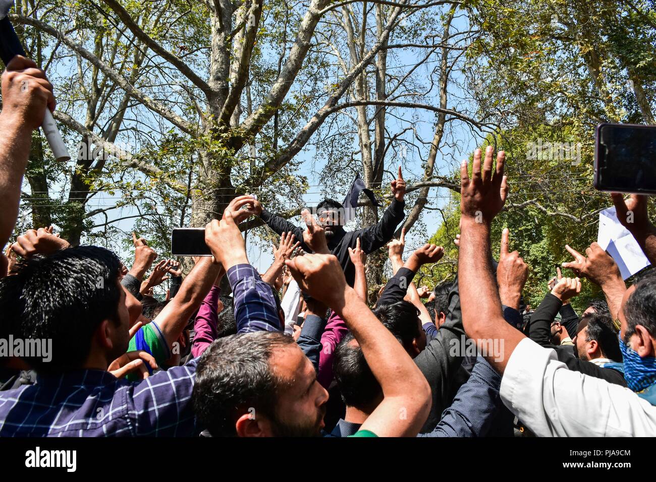Srinagar Kashmir. 5 settembre 2018 - Srinagar, J&K, India - governo del Kashmir insegnanti visto gridando slogan durante la protesta.governo del Kashmir insegnanti hanno osservato un giorno di insegnamento come un giorno nero pur ribadendo la loro richiesta di attuazione del settimo pagare la commissione e il rilascio di in attesa di stipendi, secondo le notizie locali relazioni, la polizia ha fatto ricorso per la canna da zucchero-carica e arrestate decine di insegnanti che stavano cercando di marzo verso la casa del governatore. Credito: Saqib Majeed SOPA/images/ZUMA filo/Alamy Live News Foto Stock