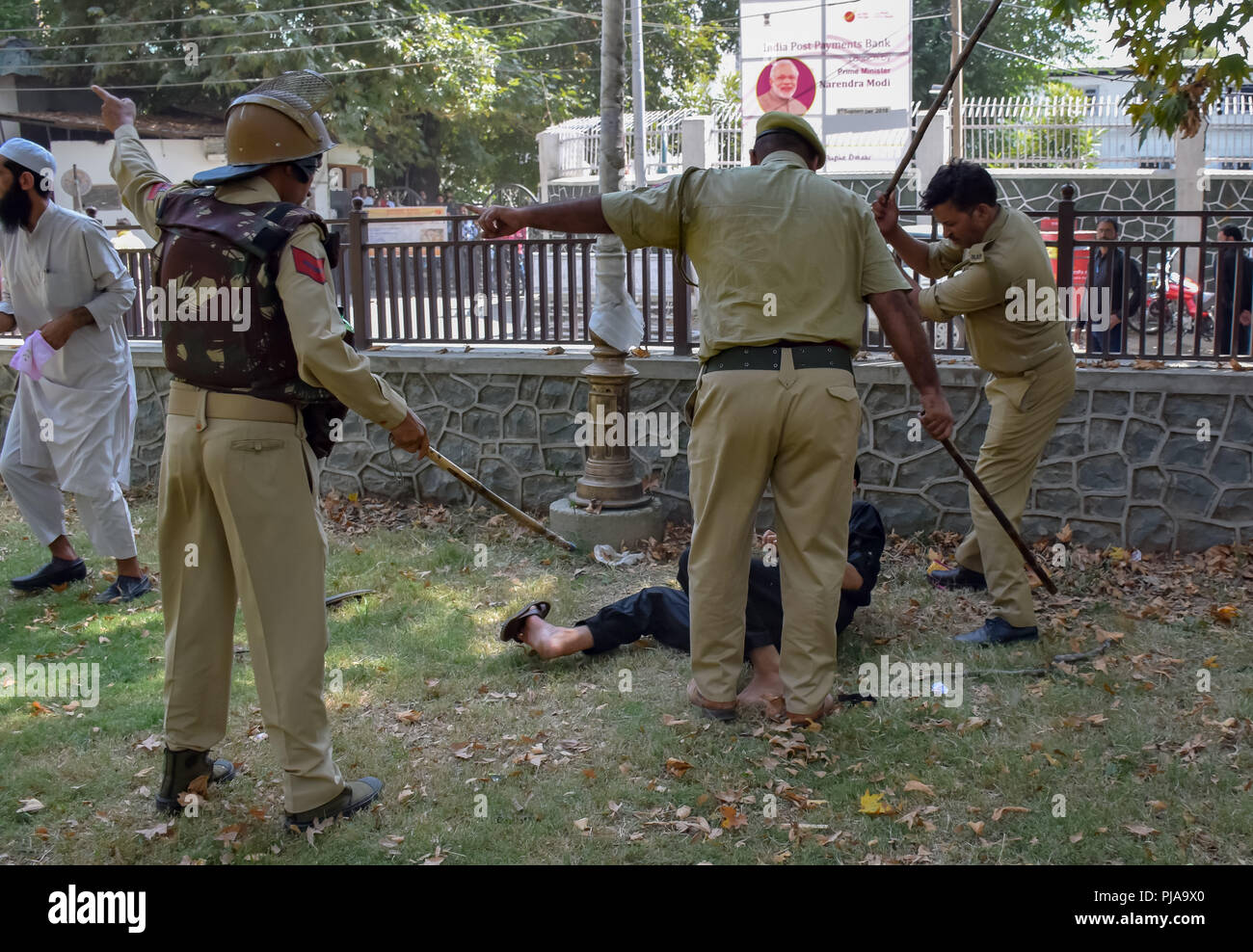 5 settembre 2018 - Srinagar, Jammu e Kashmir India - poliziotti hanno visto la fustigazione un insegnante di governo durante la protesta.governo del Kashmir insegnanti hanno osservato un giorno di insegnamento come un giorno nero pur ribadendo la loro richiesta di attuazione del settimo pagare la commissione e il rilascio di in attesa di stipendi, secondo le notizie locali relazioni, la polizia ha fatto ricorso per la canna da zucchero-carica e arrestate decine di insegnanti che stavano cercando di marzo verso la casa del governatore. Credito: Idrees Abbas SOPA/images/ZUMA filo/Alamy Live News Foto Stock