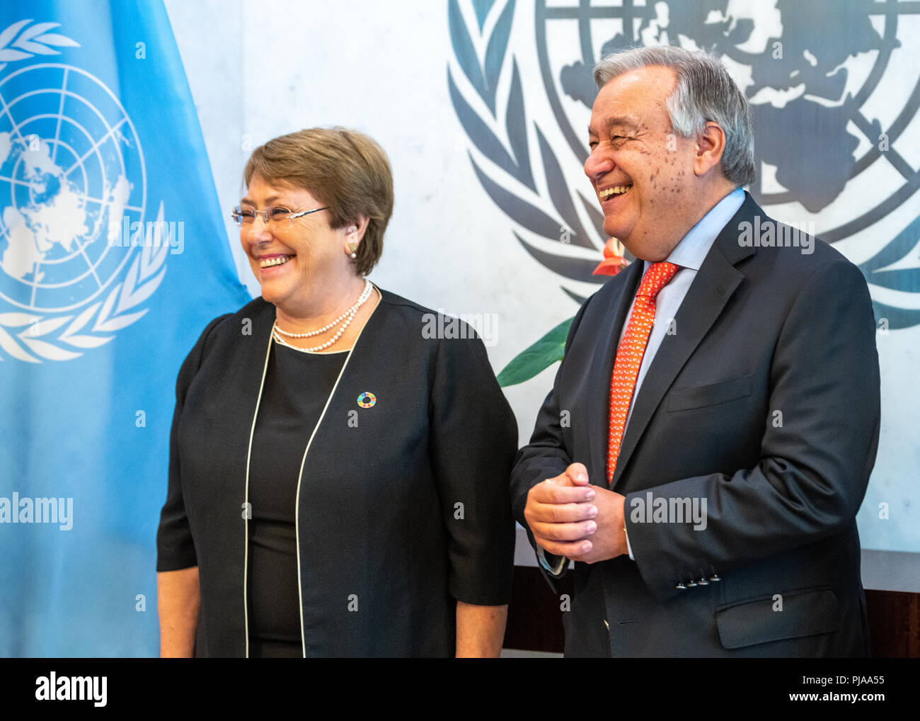 New York, USA, 5 settembre 2018. Ex Presidente cilena Michele Bachelet condivide una risata con il Segretario Generale delle Nazioni Unite António Guterres dopo essere stato nominato ONU Commisioner elevato per i diritti umani nel corso di una cerimonia presso la sede delle Nazioni Unite a New York City. Credito: Enrique Shore/Alamy Live News Foto Stock
