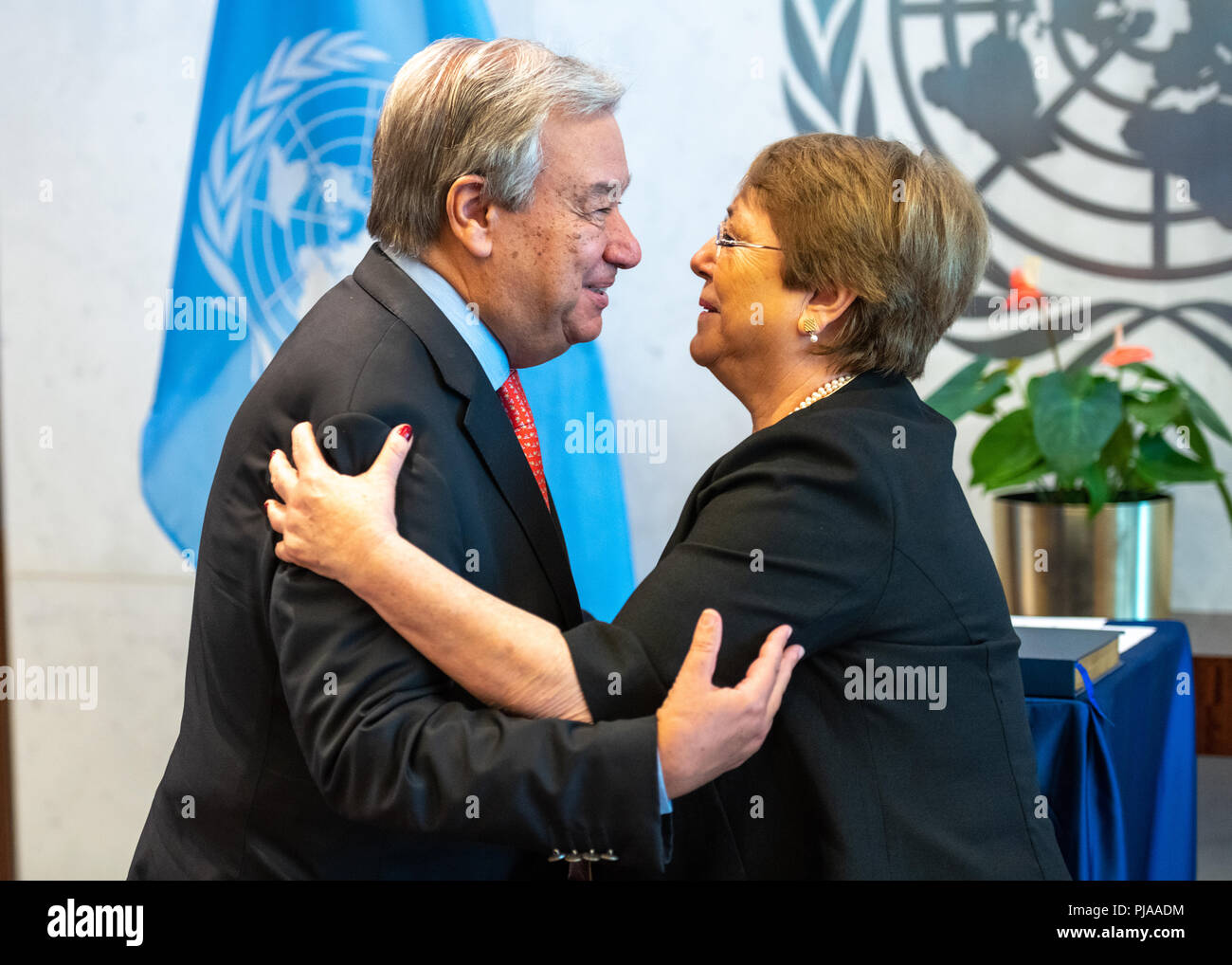 New York, USA, 5 settembre 2018. Ex Presidente cilena Michele Bachelet è salutato dal Segretario Generale delle Nazioni Unite António Guterres dopo essere stato nominato ONU Commisioner elevato per i diritti umani nel corso di una cerimonia presso la sede delle Nazioni Unite a New York City. Credito: Enrique Shore/Alamy Live News Foto Stock