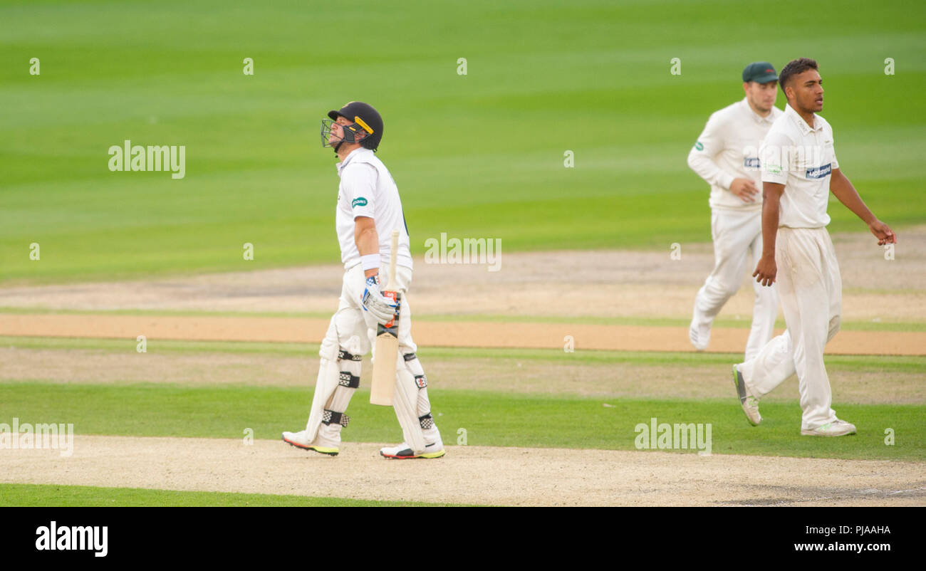 Hove Regno Unito 5 Settembre 2018 - Harry fringillide del Sussex è respinto LBW per 35 corre off il bowling di Ben Mike del Leicestershire il secondo giorno della contea di Specsavers Divisione del Campionato due partita di cricket al primo centro di County Ground a Hove Credito: Simon Dack/Alamy Live News Foto Stock