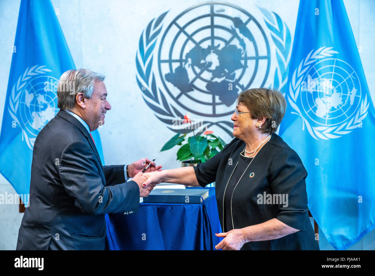 New York, USA, 5 settembre 2018. Ex Presidente cilena Michele Bachelet è salutato dal Segretario Generale delle Nazioni Unite António Guterres dopo essere stato nominato ONU Commisioner elevato per i diritti umani nel corso di una cerimonia presso la sede delle Nazioni Unite a New York City. Credito: Enrique Shore/Alamy Live News Foto Stock