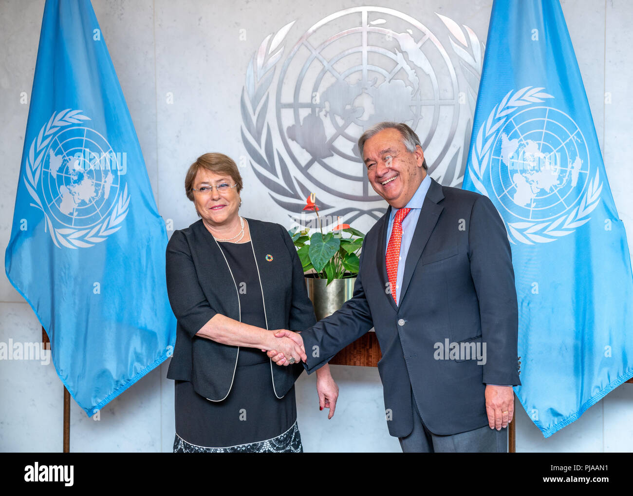 New York, USA, 5 settembre 2018. Ex Presidente cilena Michele Bachelet è salutato dal Segretario Generale delle Nazioni Unite António Guterres dopo essere stato nominato ONU Commisioner elevato per i diritti umani nel corso di una cerimonia presso la sede delle Nazioni Unite a New York City. Credito: Enrique Shore/Alamy Live News Foto Stock