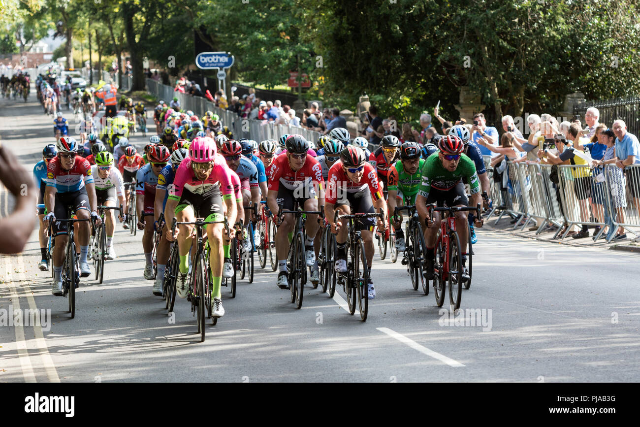 Leamington Spa, Regno Unito. 5 settembre 2018. Leamington Spa Warwickshire, Inghilterra, Regno Unito. Il peloton leader si avvicina alla fine della quarta fase dell'Ovo Energy Tour della Gran Bretagna in Leamington Spa. Importante è il cavaliere tedesco Andre Greipel (casco nero) del Lotto Soudal team che ha vinto questa tappa che ha iniziato a Nuneaton. Foto Stock