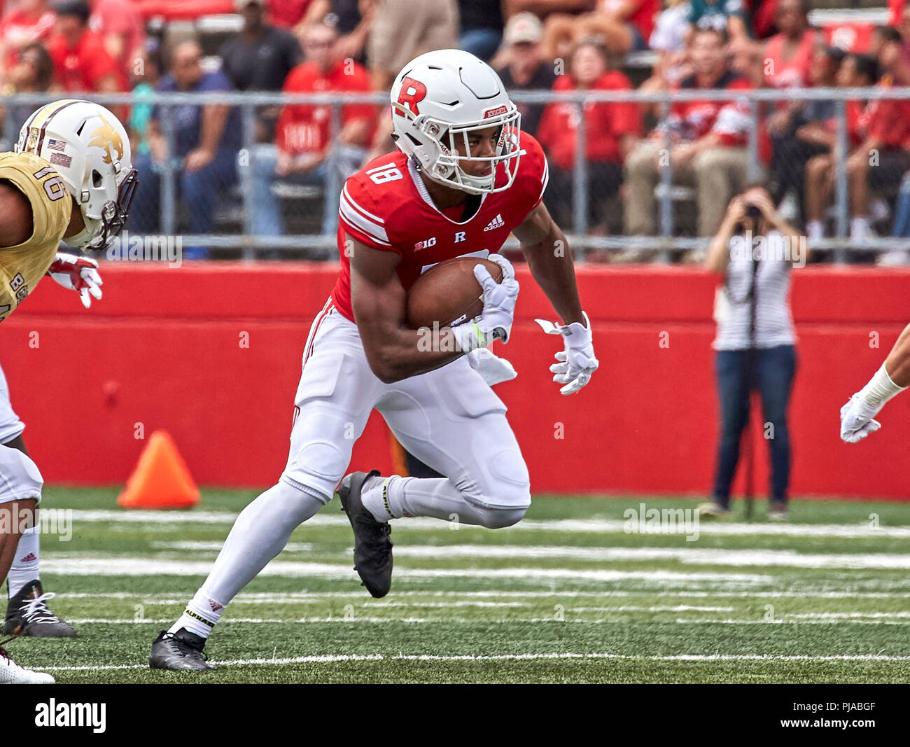 Piscataway, New Jersey, USA. 1 Sep, 2018. Rutgers Scarlet Knights wide receiver Bo Melton (18) fa una cattura e di eseguire durante un NCAA Football gioco tra dello Stato del Texas e Bobcats Rutgers Scarlet Knights ad alto punto soluzione Stadium di Piscataway, New Jersey. Duncan Williams/CSM/Alamy Live News Foto Stock