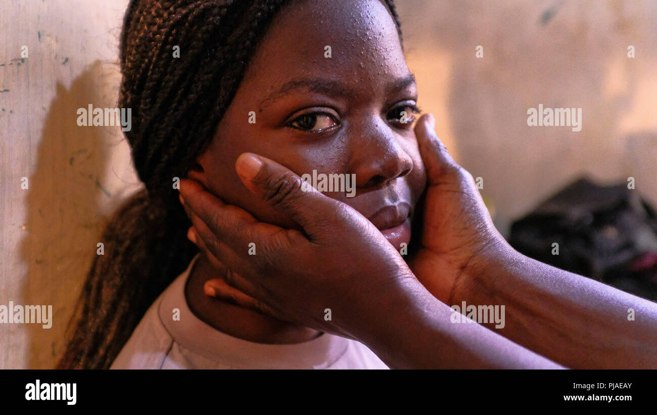 Kenya. 24 Mar, 2018. Diana visto stringa in corrispondenza della fotocamera mentre sua madre accarezza il suo.Durante la tubercolosi nazionali giorno in Kenya, Catherine Abonyo e sua figlia Diana che sono state le vittime e i superstiti della tubercolosi celebrare felicemente in Kenya dopo la loro sopravvivenza e il loro essere insieme. Caterina che è anche madre di tre e un asilo nido insegnante dice Diana ha vissuto sotto la tubercolosi farmaco per quasi sei, ella ha di stare lontano dai suoi colleghi amici fino a quando lei è al cento per cento TB gratuita. Credito: Donwilson Odhiambo SOPA/images/ZUMA filo/Alamy Live News Foto Stock