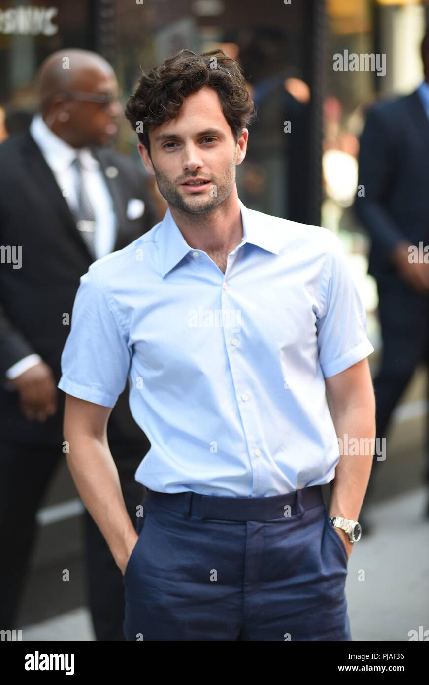 New York, NY, STATI UNITI D'AMERICA. 5 Sep, 2018. Penn Badgley fuori e circa per celebrità Candids - MER, New York, NY, 5 settembre 2018. Credito: Kristin Callahan/Everett raccolta/Alamy Live News Foto Stock