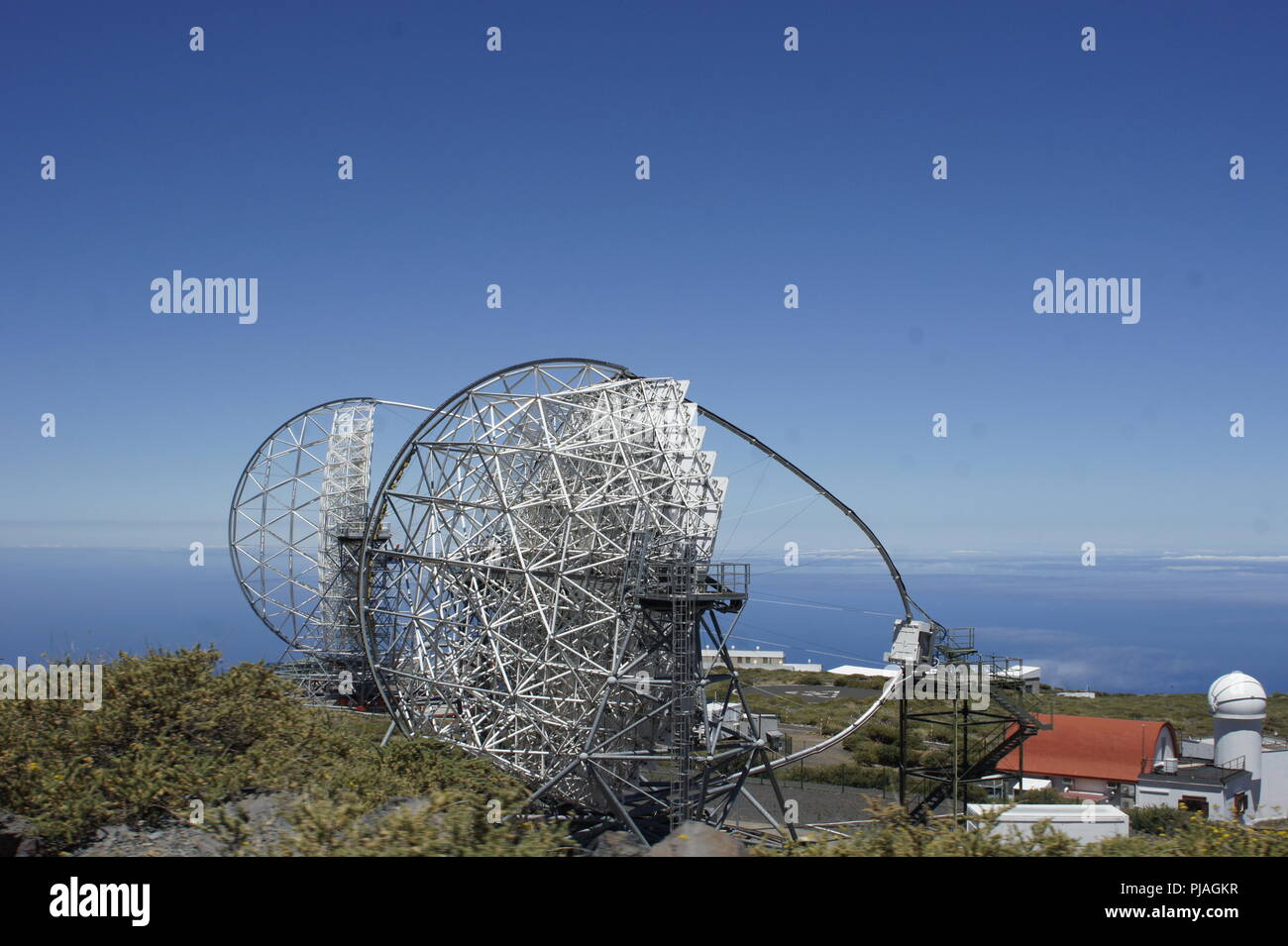 Agosto 2018, la spagna, La Palma: incompiuta gamma-ray telescope attualmente in costruzione sul Roque de los Muchachos. Il cosiddetto Cherenkov telescope ha un diametro di oltre 23 metri e viene ad essere inaugurato nell'autunno. Questo tipo di misure del telescopio raggi gamma di alta energia e fornisce approfondimenti sui fenomeni come grandi esplosioni e le collisioni di stelle con altri corpi celesti. Astro-turismo sta diventando più e più popolare sull'isola delle Canarie. Foto: Carola Frentzen/dpa Foto Stock