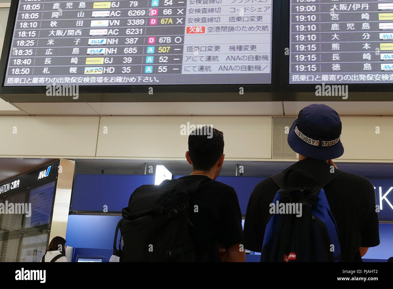 Tokyo, Giappone. 5 Sep, 2018. Controllare i passeggeri dei voli placcato sulla scheda elettronica all'aeroporto di Haneda di Tokyo, Giappone, sul Sett. 5, 2018. Numero di morti è salito a 11 mercoledì dopo il tifone Jebi, il più potente di colpire il Giappone in 25 anni, colpito a ovest del Giappone e causarono havoc su infrastrutture e sistemi di trasporto su Martedì. Credito: Du Natalino/Xinhua/Alamy Live News Foto Stock