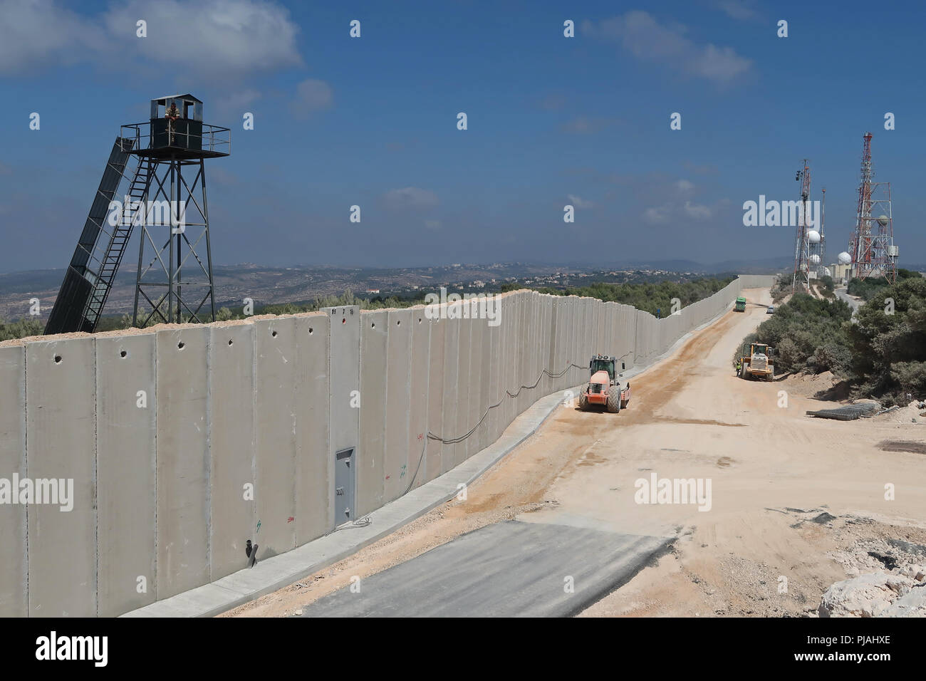 Rosh Hanikra, ISRAELE. 5th Settembre 2018. Una strada israeliana che livella la terra lungo il nuovo muro di sicurezza migliorato alto sette metri costruito da Israele sul confine israelo-libanese vicino Rosh HaNikra Crossing anche conosciuto come Ras al Naqoura Crossing. Il muro di cemento è in costruzione su territorio israeliano, e si estenderà dal Mar Mediterraneo a ovest fino all'area intorno al Monte Hermon a est. Credit: Eddie Gerald/Alamy Live News Foto Stock