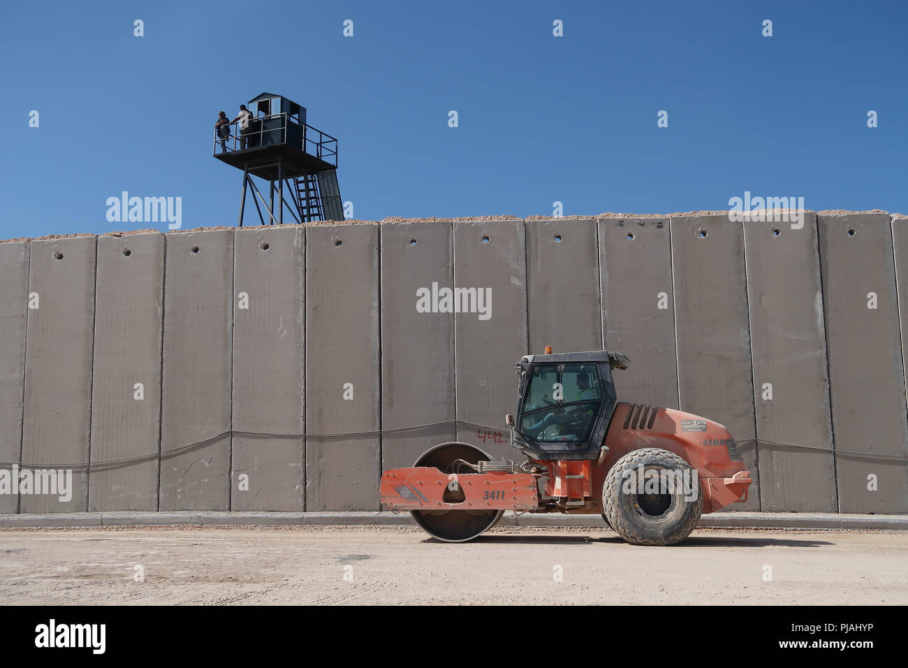 Rosh Hanikra, ISRAELE. 5th Settembre 2018. I membri delle forze armate libanesi si trovano all'esterno di una torre di guardia mentre guardano verso il basso dal lato libanese del confine, presso una terra di livellamento dei rulli della strada israeliana lungo il nuovo muro di sicurezza di sette metri costruito da Israele sul confine israelo-libanese vicino al Rosh HaNikra Crossing, noto anche come RAS al Naqoura Crossing. Il muro di cemento è in costruzione su territorio israeliano, e si estenderà dal Mar Mediterraneo a ovest fino all'area intorno al Monte Hermon a est. Credit: Eddie Gerald/Alamy Live News Foto Stock