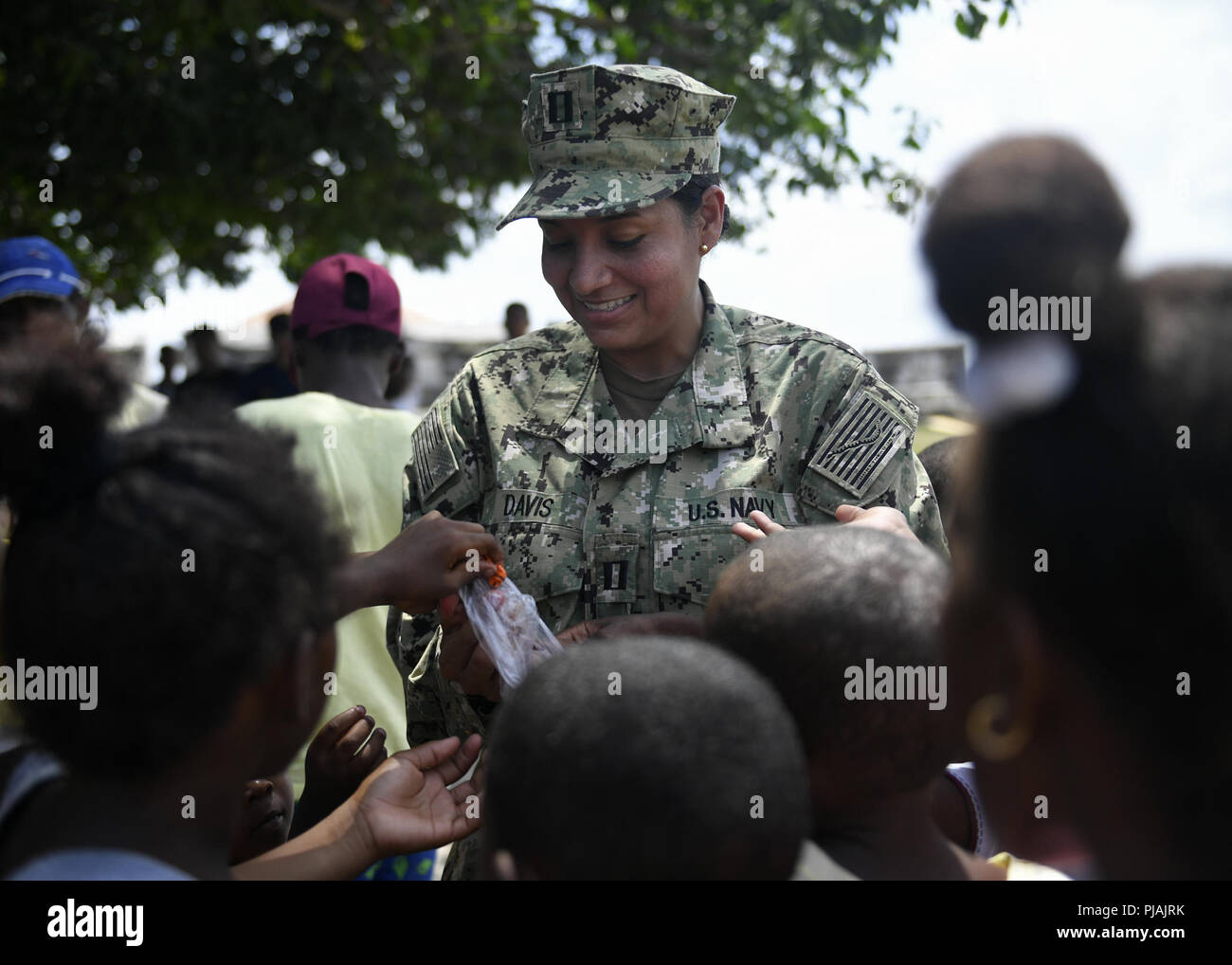 Cartagena, Colombia. 5 Sep, 2018. CARTAGENA, Colombia (sett. 3, 2018) Lt. Carmen Davis, U.S. 4a flotta medical planner, mani caramelle ai bambini locali durante una comunità relazioni (COMREL) evento al Gimnasio Cristiano de Bocachica i bambini a scuola. Il COMREL è parte dell'esercizio annuale UNITAS LIX, un annuale internazionale marittimo esercizio incentrato sul rafforzamento dei partenariati regionali e di stabilire nuove relazioni attraverso lo scambio di marittimo, mission-concentrato di conoscenze e di competenze durante la multinazionale le operazioni di formazione. (U.S. Navy foto di comunicazione di massa Spec Foto Stock