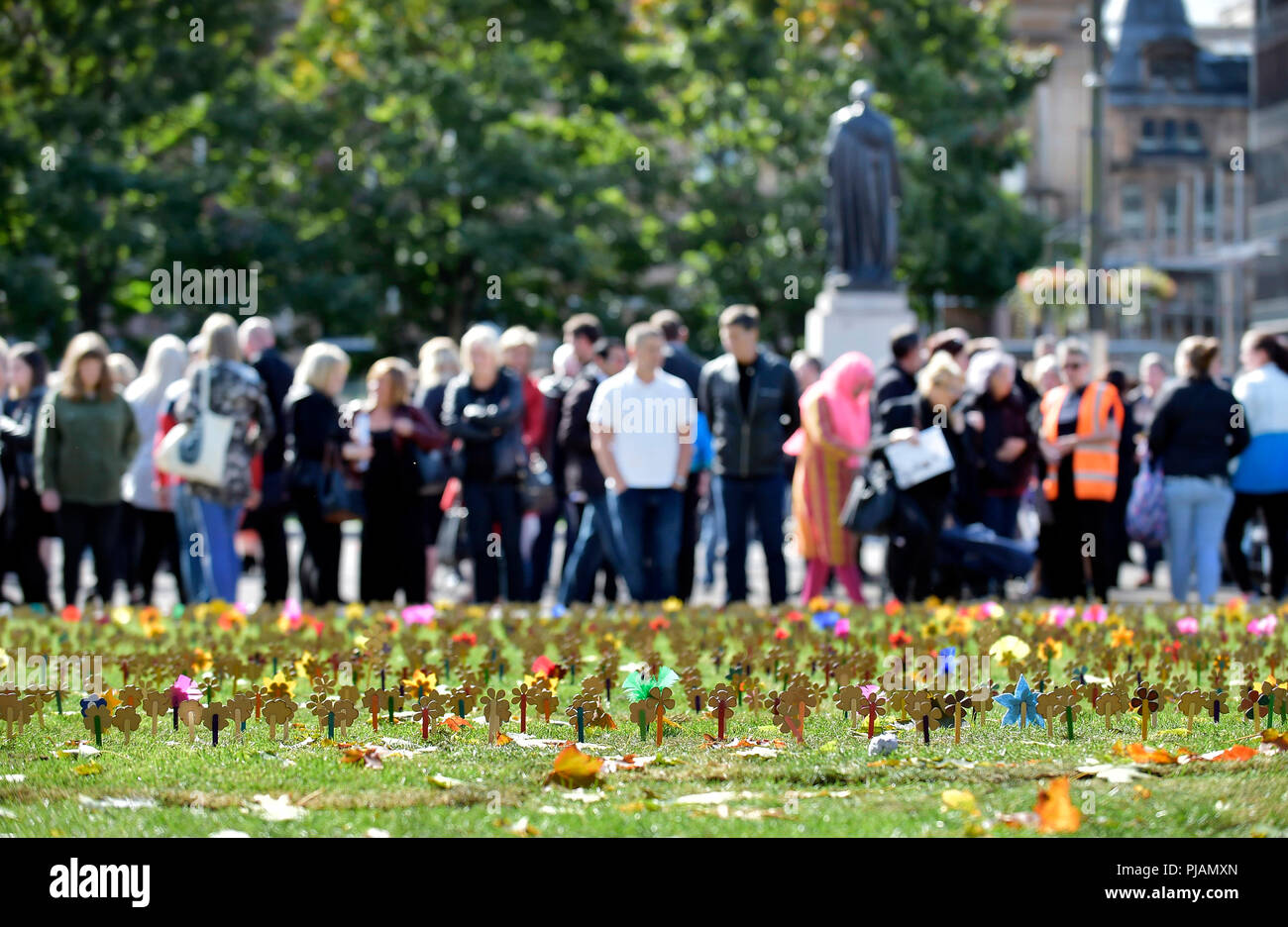 Glasgow, Regno Unito. Il 6 settembre 2018. 2,849 non ti scordar di me fiori in legno saranno piantate. Ogni fiore rappresenta una persona che è morto da un alcol-correlati e i decessi correlati al consumo di stupefacenti e del suicidio nel 2017. L'evento sarà anche chiamata per il Governo scozzese di dichiarare un'emergenza sanitaria pubblica a causa della quantità di persone che hanno perso la vita negli ultimi anni. Foto di familiari e amici si incontrano in George Sq, Glasgow nel ricordo della cerimonia. Credito: sandy giovani/Alamy Live News Foto Stock