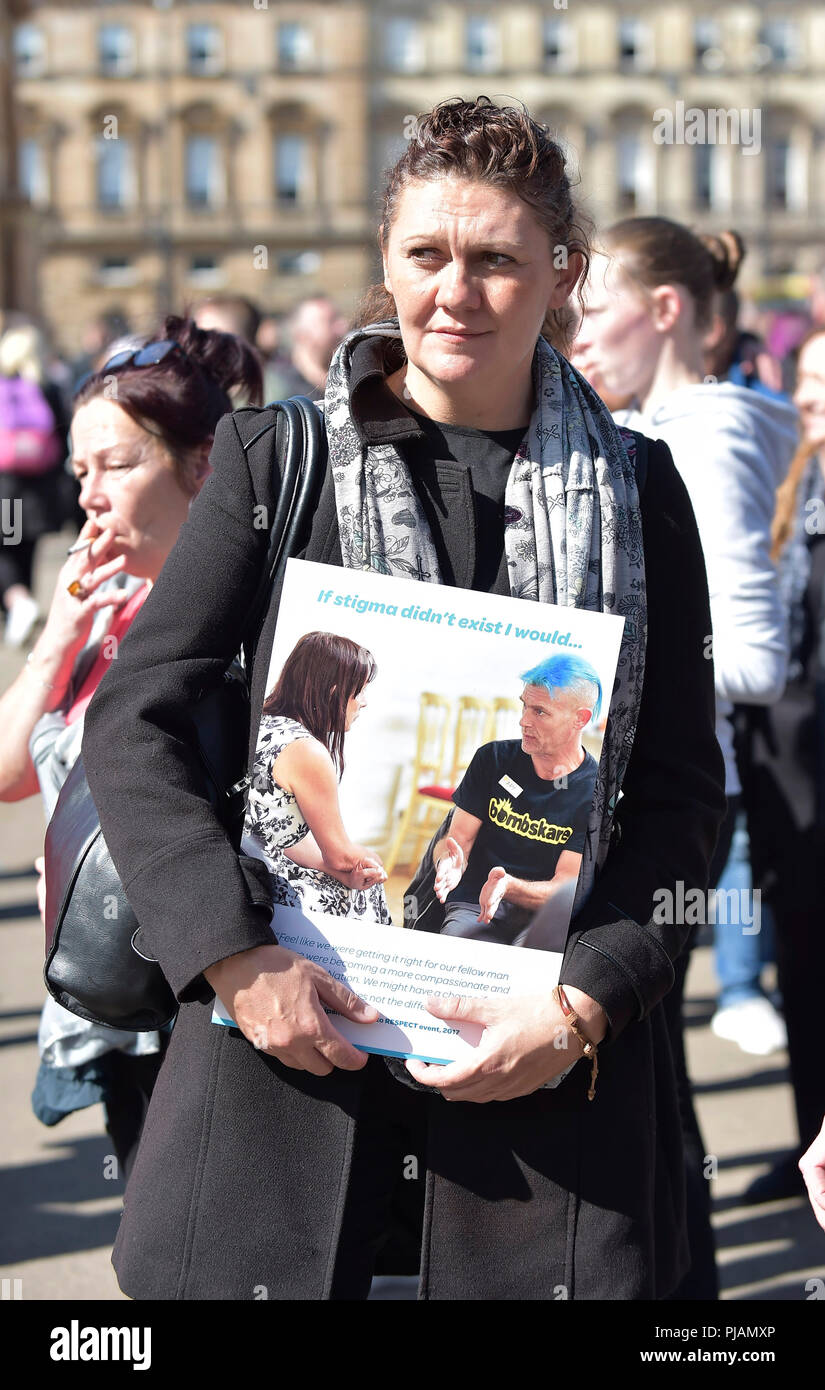 Glasgow, Regno Unito. Il 6 settembre 2018. 2,849 non ti scordar di me fiori in legno saranno piantate. Ogni fiore rappresenta una persona che è morto da un alcol-correlati e i decessi correlati al consumo di stupefacenti e del suicidio nel 2017. L'evento sarà anche chiamata per il Governo scozzese di dichiarare un'emergenza sanitaria pubblica a causa della quantità di persone che hanno perso la vita negli ultimi anni. Foto di familiari e amici si incontrano in George Sq, Glasgow nel ricordo della cerimonia. Credito: sandy giovani/Alamy Live News Foto Stock