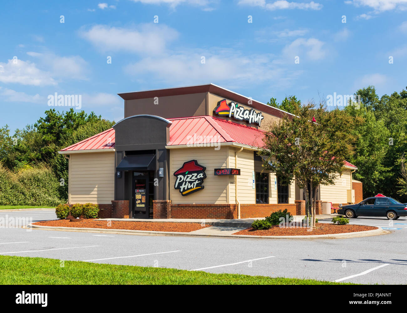 HICKORY, NC, Stati Uniti d'America-9/2/18: un Pizza Hut ristorante, una catena americana fondata nel 1958, con quasi 17.000 ristoranti in tutto il mondo. Foto Stock