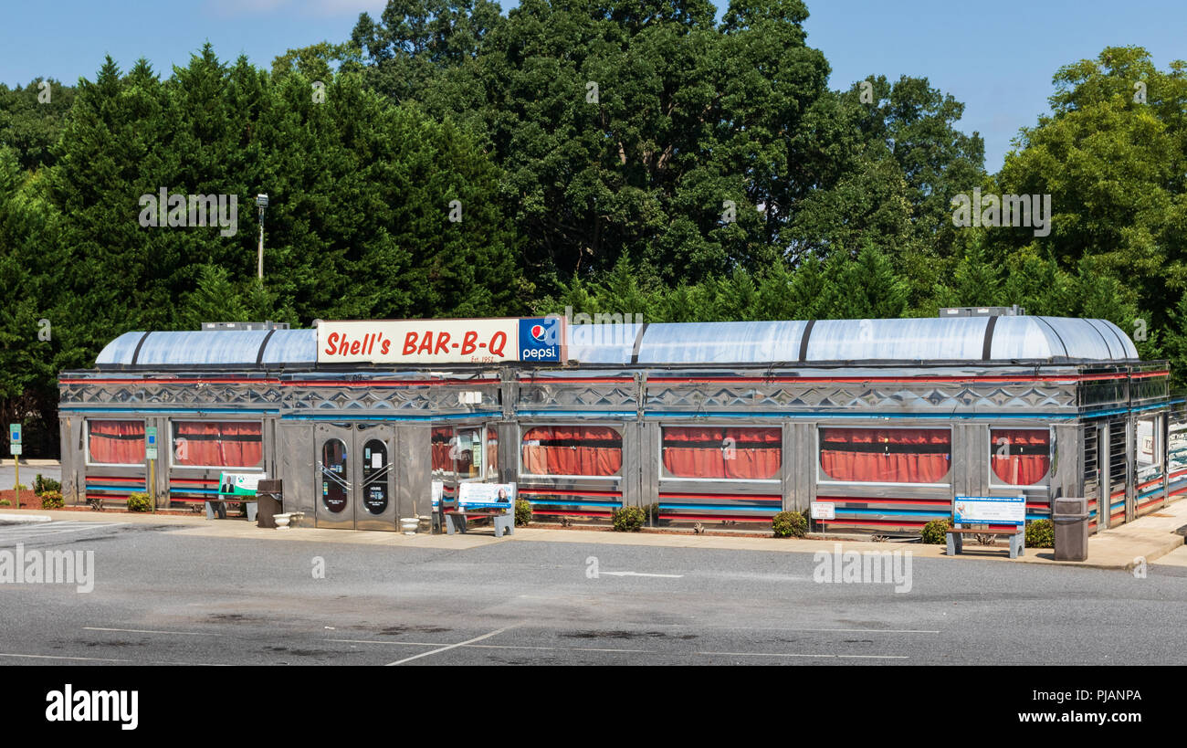 HICKORY, NC, Stati Uniti d'America-9/2/18: Shell's Bar-B-Q è una 1950 ristorante in stile. Foto Stock
