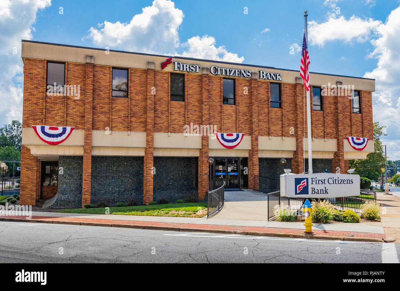 NEWTON, NC, Stati Uniti d'America-9/2/18: un ramo di Newton del primo Citizens Bank, basato in Raleigh, NC, e operanti in 18 stati e Washington DC. Foto Stock