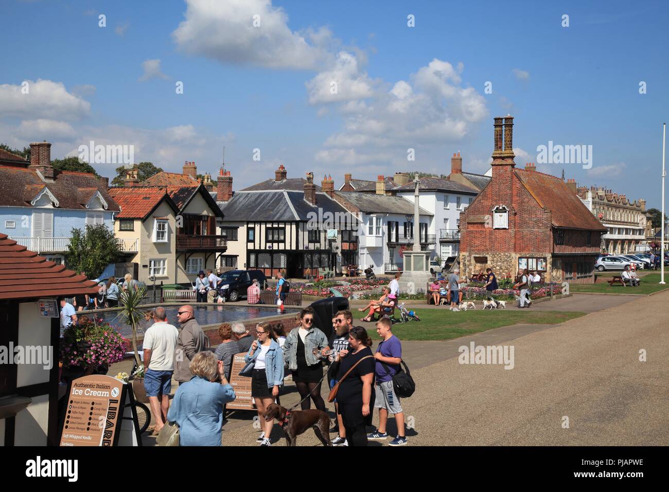 Aldeburgh la città e la spiaggia Suffolk REGNO UNITO 2018 Foto Stock