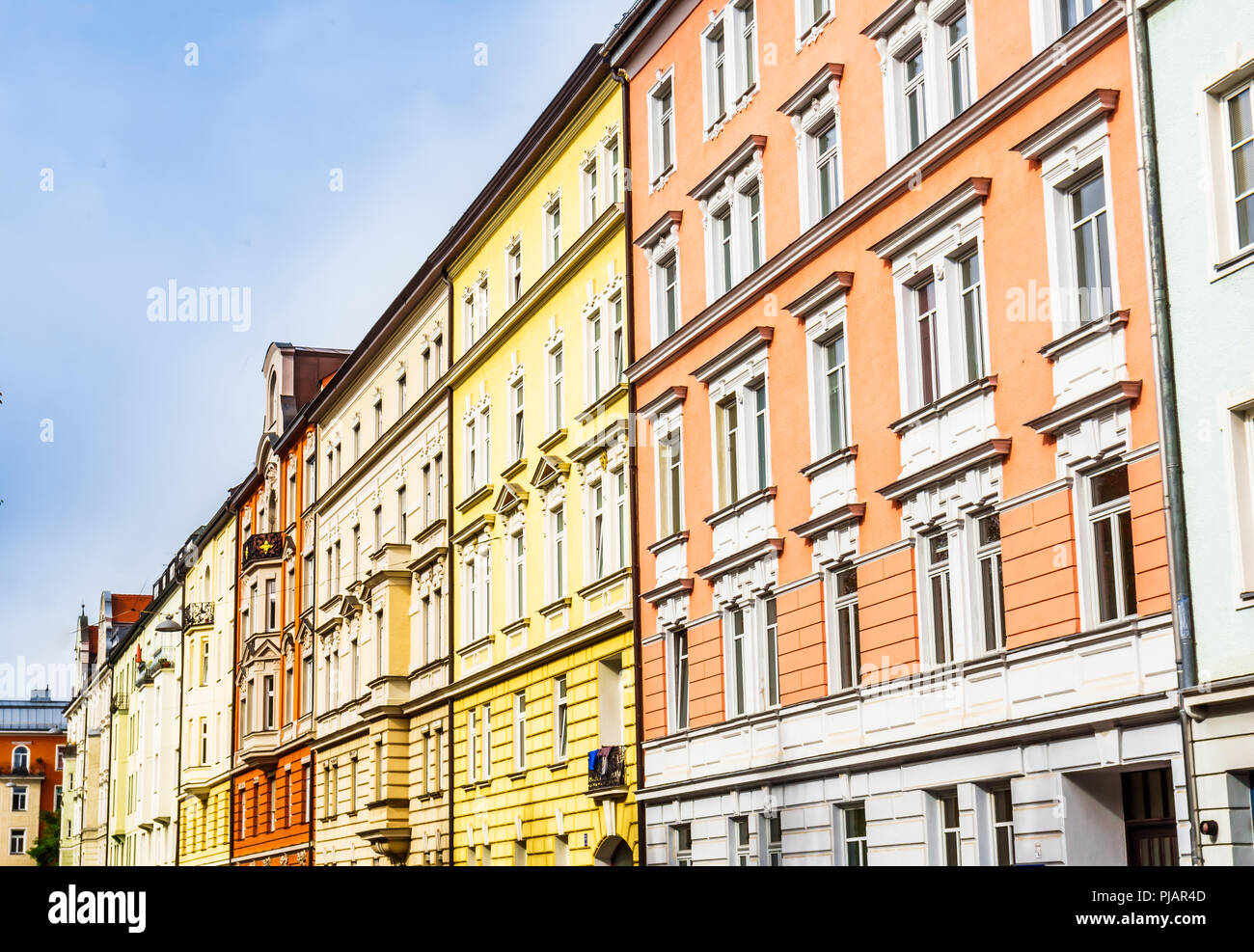 Vista su edifici colorati nel quartiere di Haidhausen a Monaco di Baviera - Germania Foto Stock