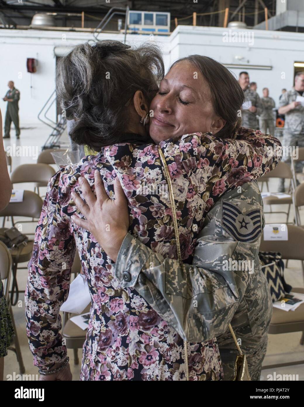 L'aria 121 ala di rifornimento, Ohio dedica uno dei suoi KC-135 Stratotankers per le donne il servizio militare di piloti in occasione di una cerimonia a Rickenbacker Air National Guard Base, Ohio Luglio 13, 2018. Rickenbacker ANGB, quindi Lockbourne Air Force Base, era un sito di formazione per il programma di vespa dal 17 ottobre 1943 al 13 gennaio 1944. Foto Stock