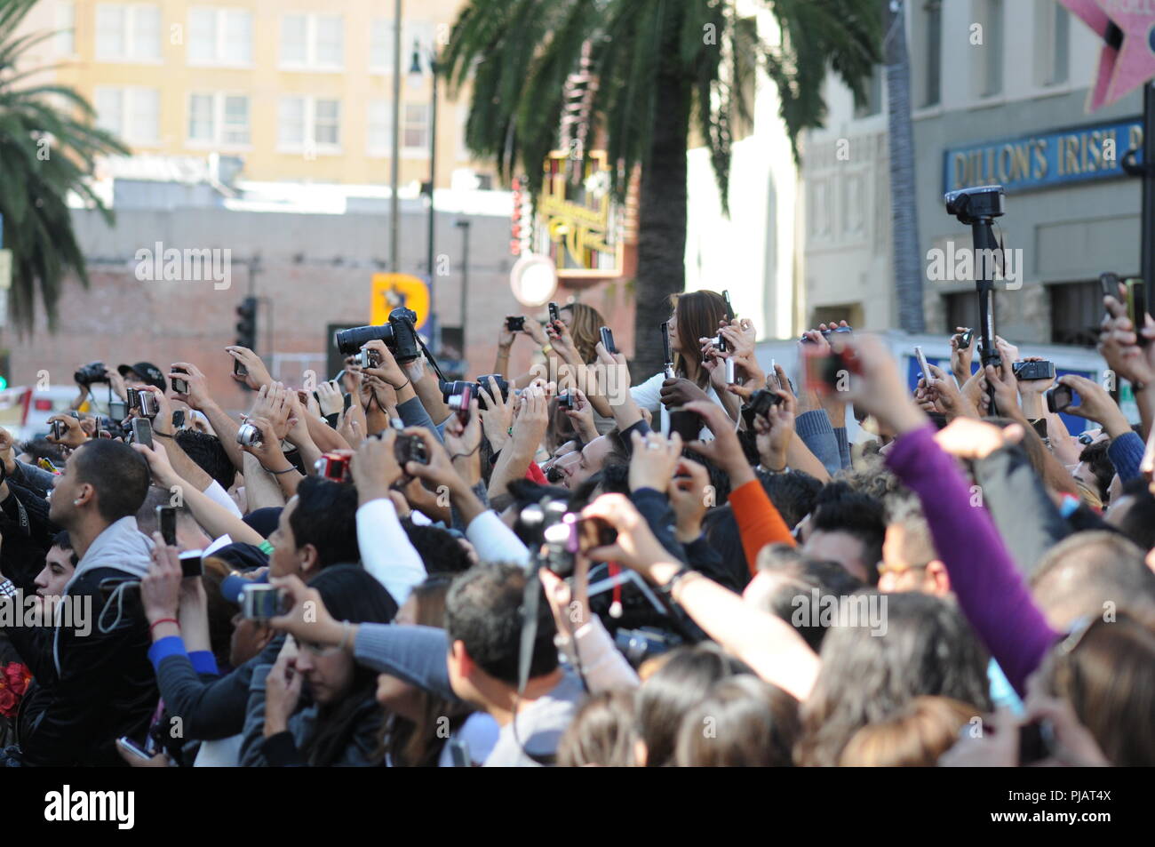 LOS ANGELES - Marzo 17, 2011: grande gruppo di tifosi e turisti a Hollywood Walk of Fame Star Cerimonia di ricezione. Foto Stock