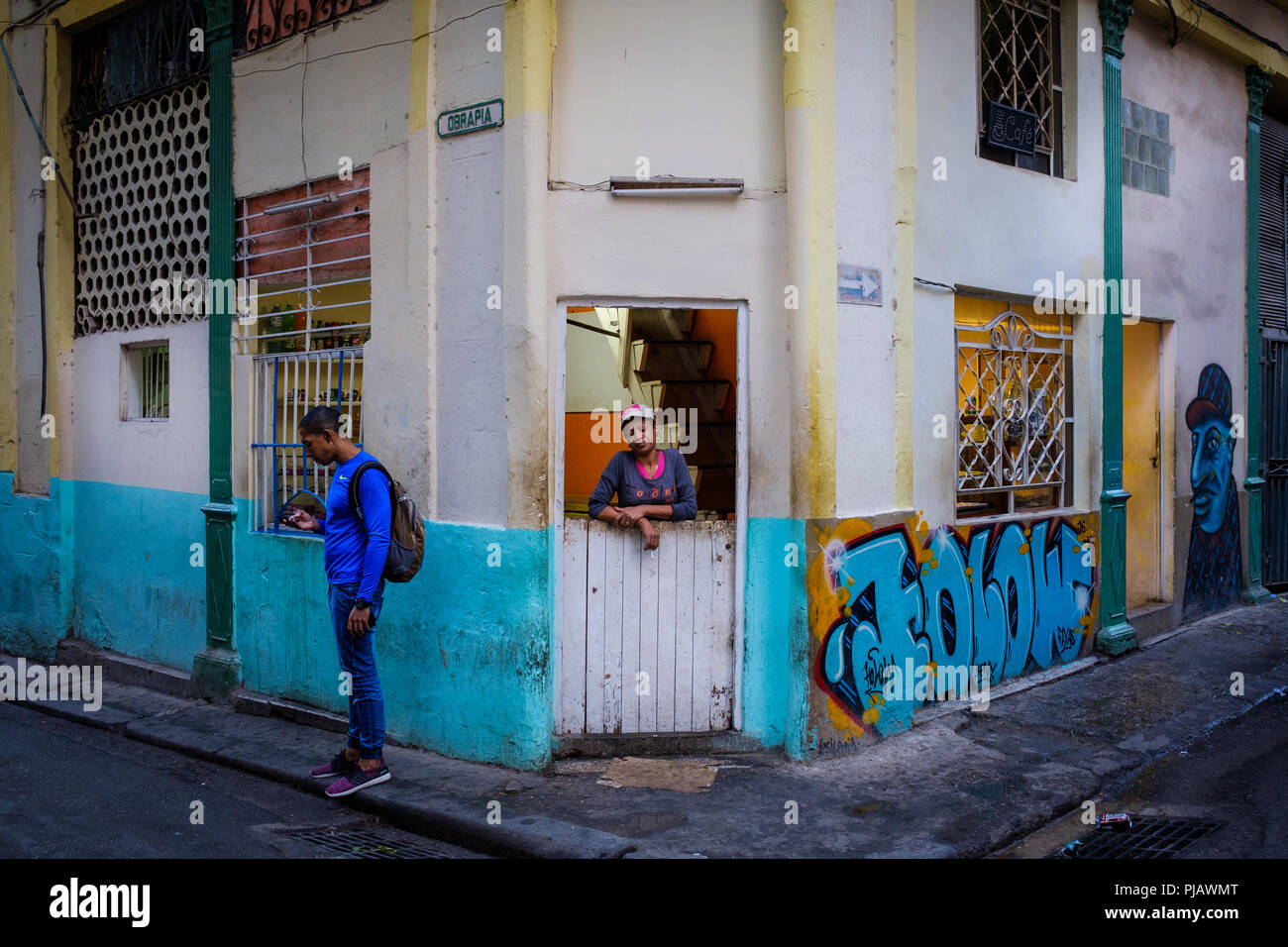 L'Avana, Cuba - CIRCA NEL MARZO 2017: angolo di strada e persone in Havana Foto Stock