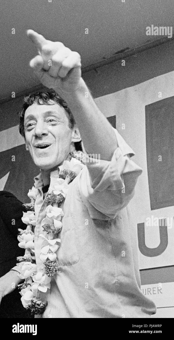 Gay candidato per San Francisco ufficio del supervisore, Harvey Milk, celebra la vittoria di elezione notte a San Francisco. 1977 Foto Stock